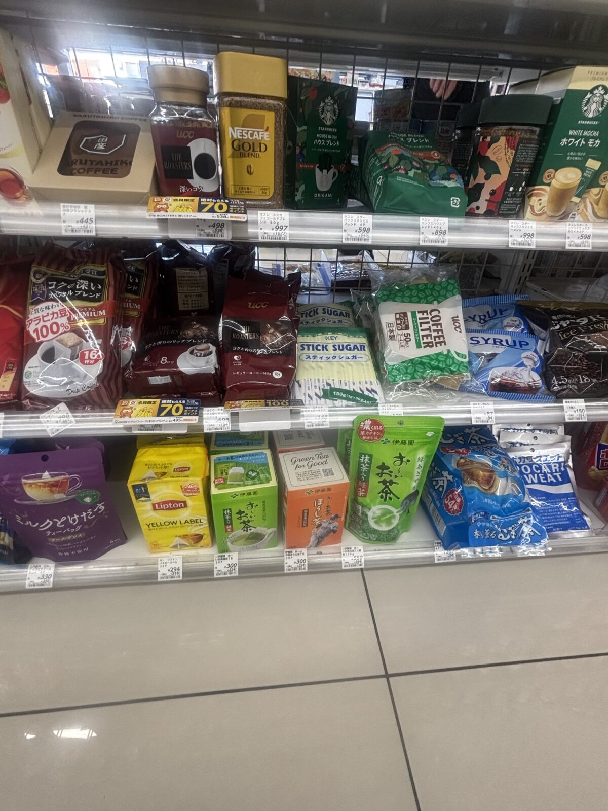 コンビニ コーヒー・紅茶棚｜インスタントコーヒーや紅茶売り場（2025年11月20日撮影）