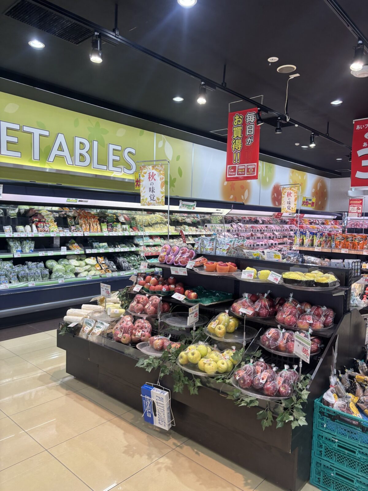 フレッシュバザールの青果売り場の様子｜桑の葉茶の取り扱い確認