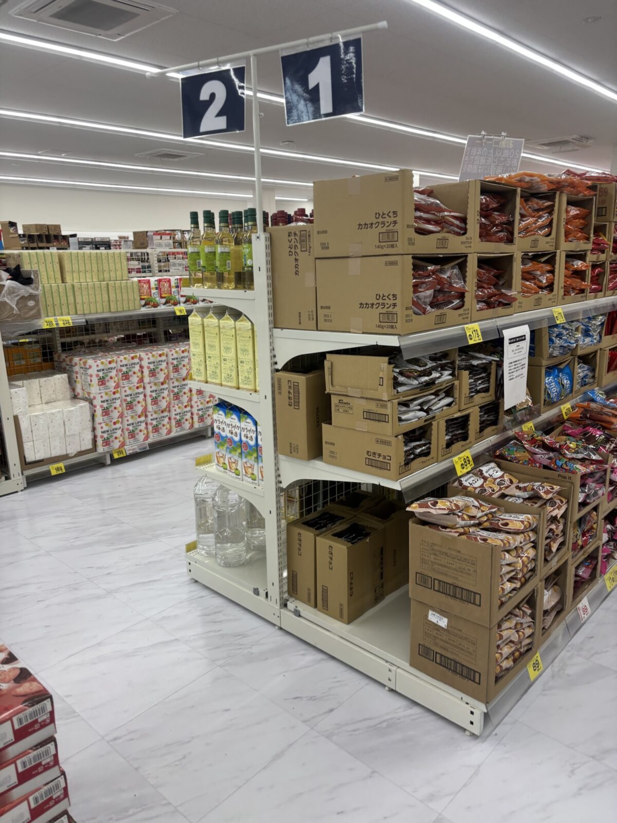 サンディ店内通路｜段ボール陳列の売場レイアウト