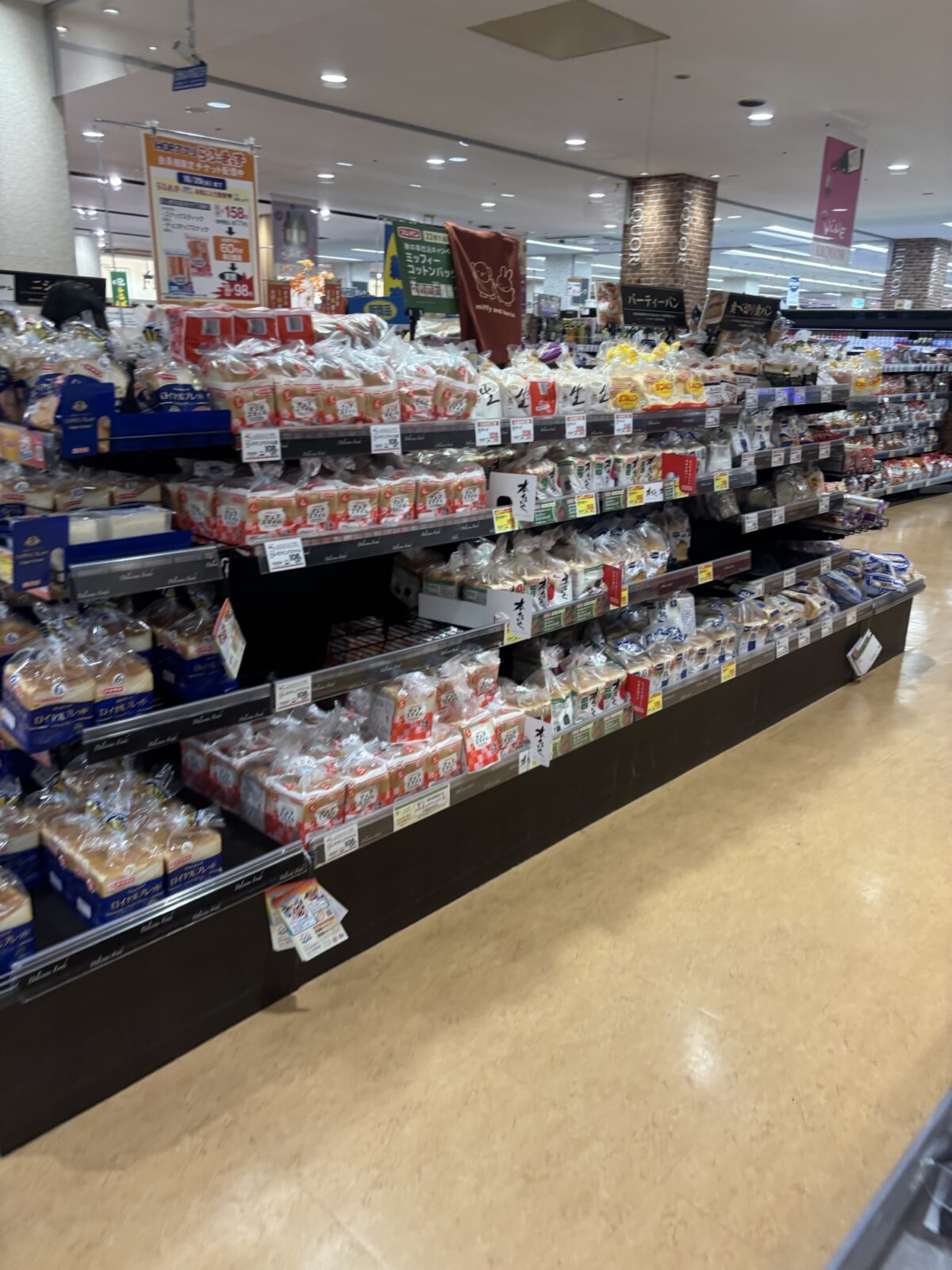 アル・プラザ茶コーナーの拡大写真｜静岡茶・麦茶などが多い棚