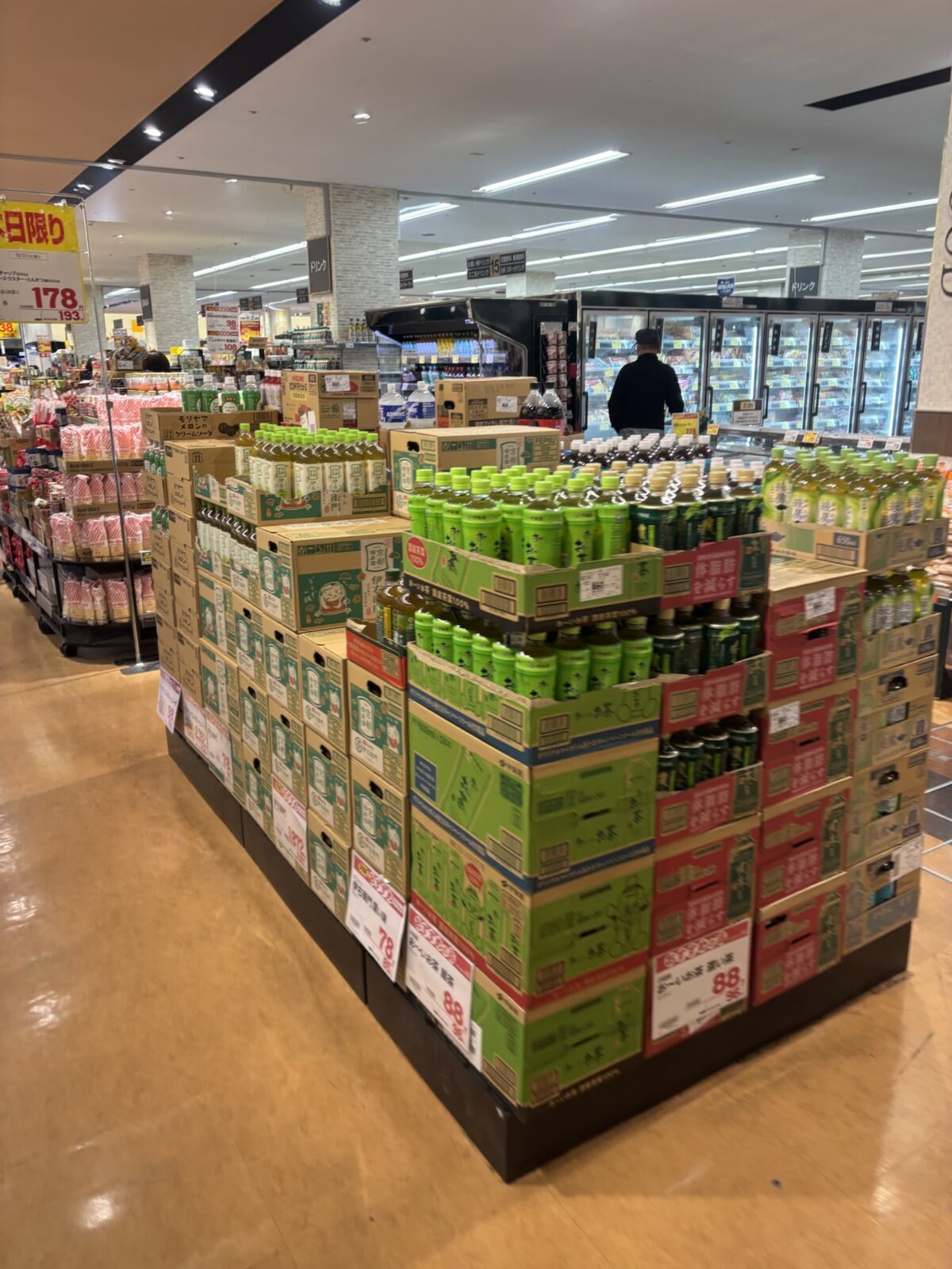 アル・プラザ催事コーナー｜ペットボトルお茶の箱積み