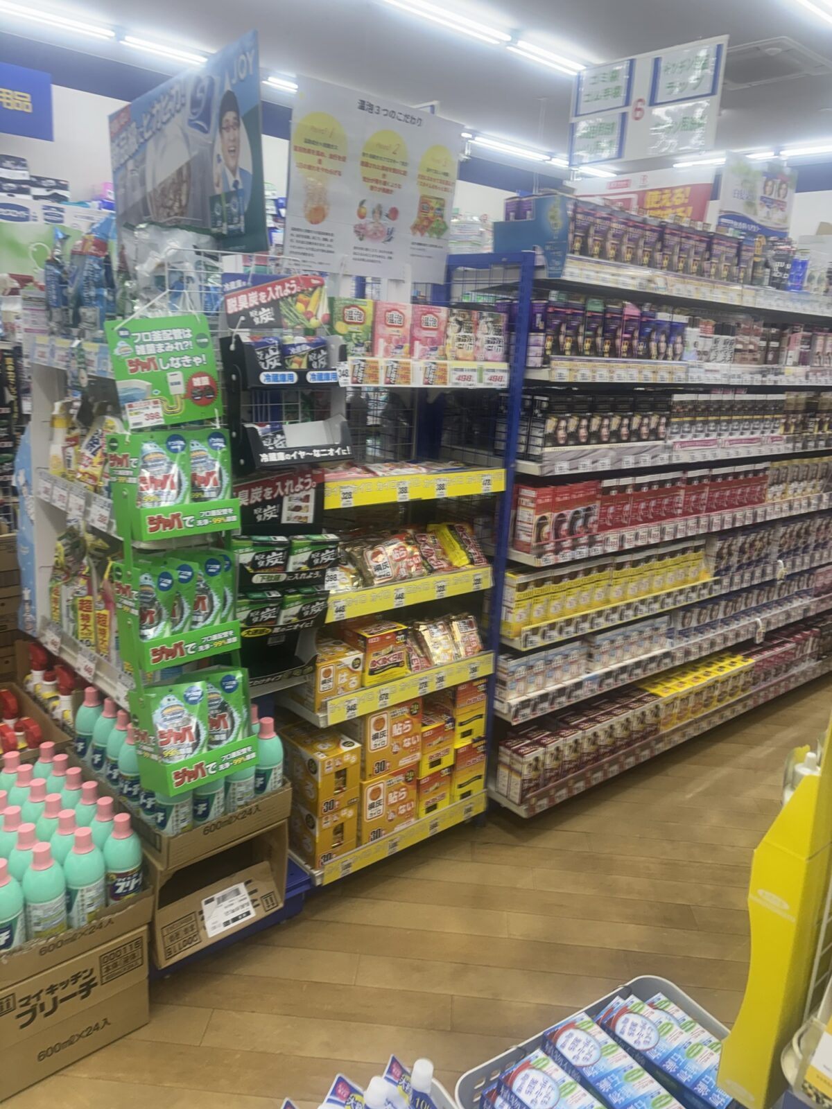 アカカベ店内通路｜日用品・食品の複合棚周辺