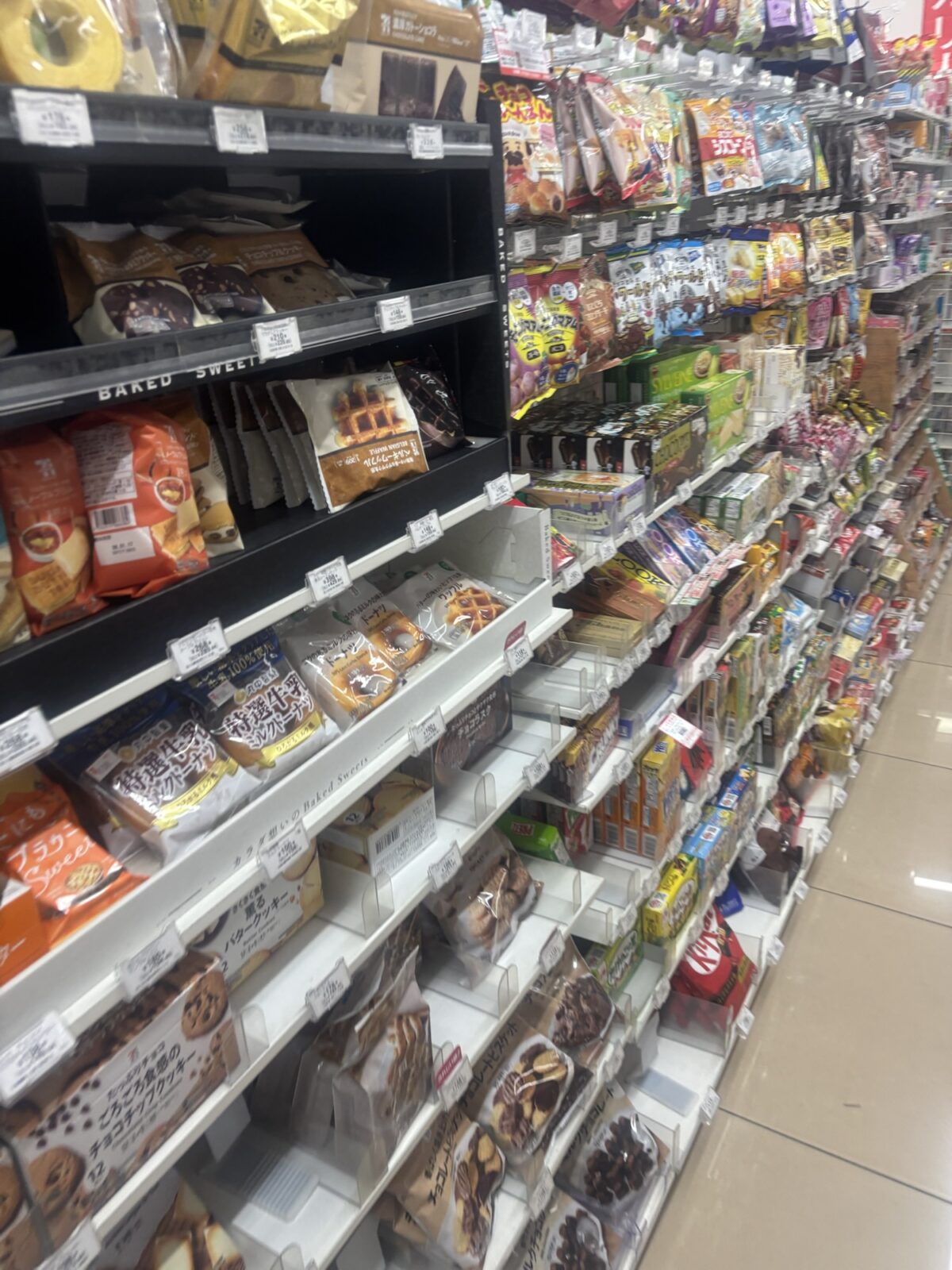 ドラッグストアの菓子・スナック売り場通路｜関連商品の位置確認