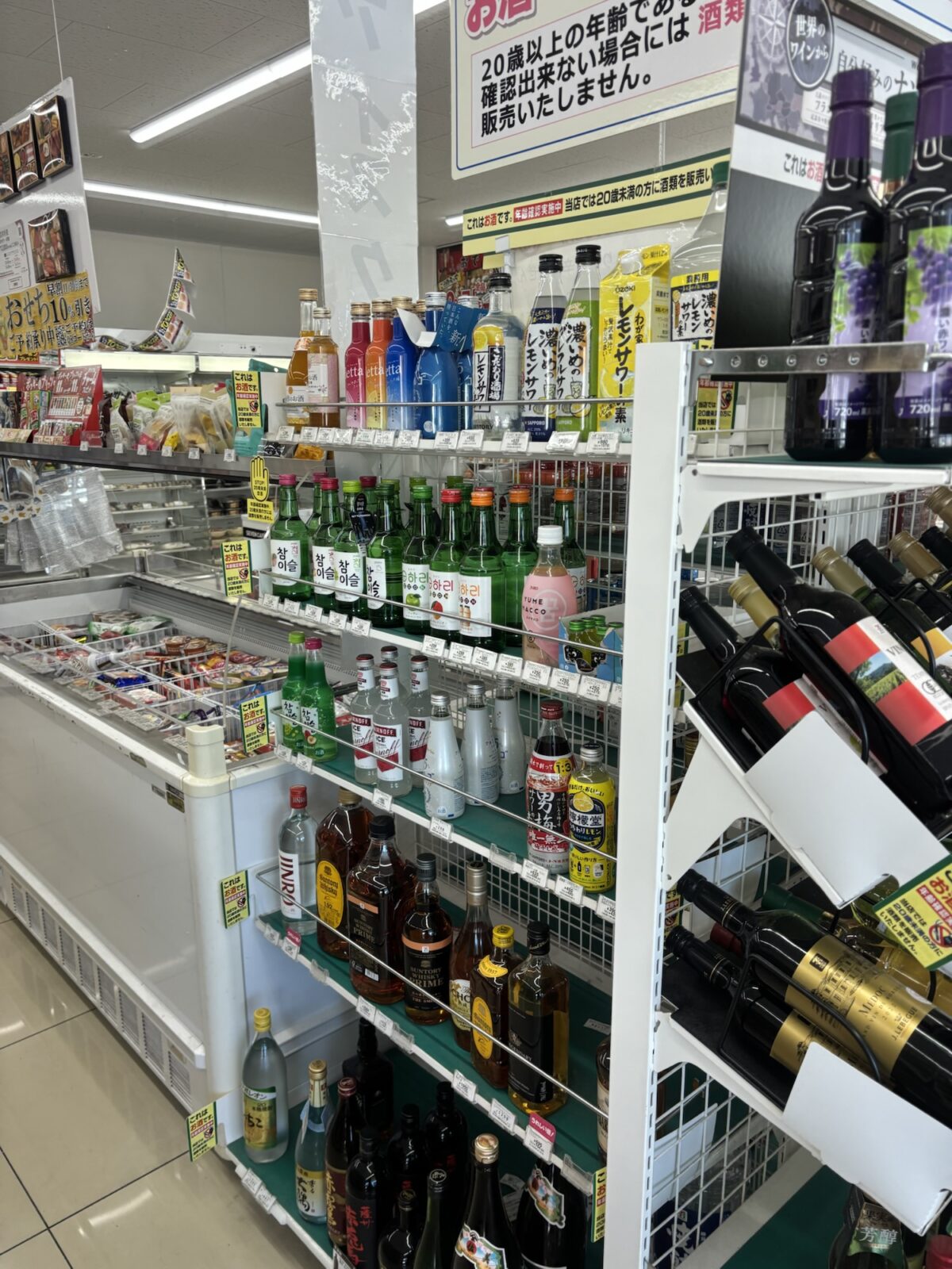 セブン入れ入り口付近、お酒が並ぶ。