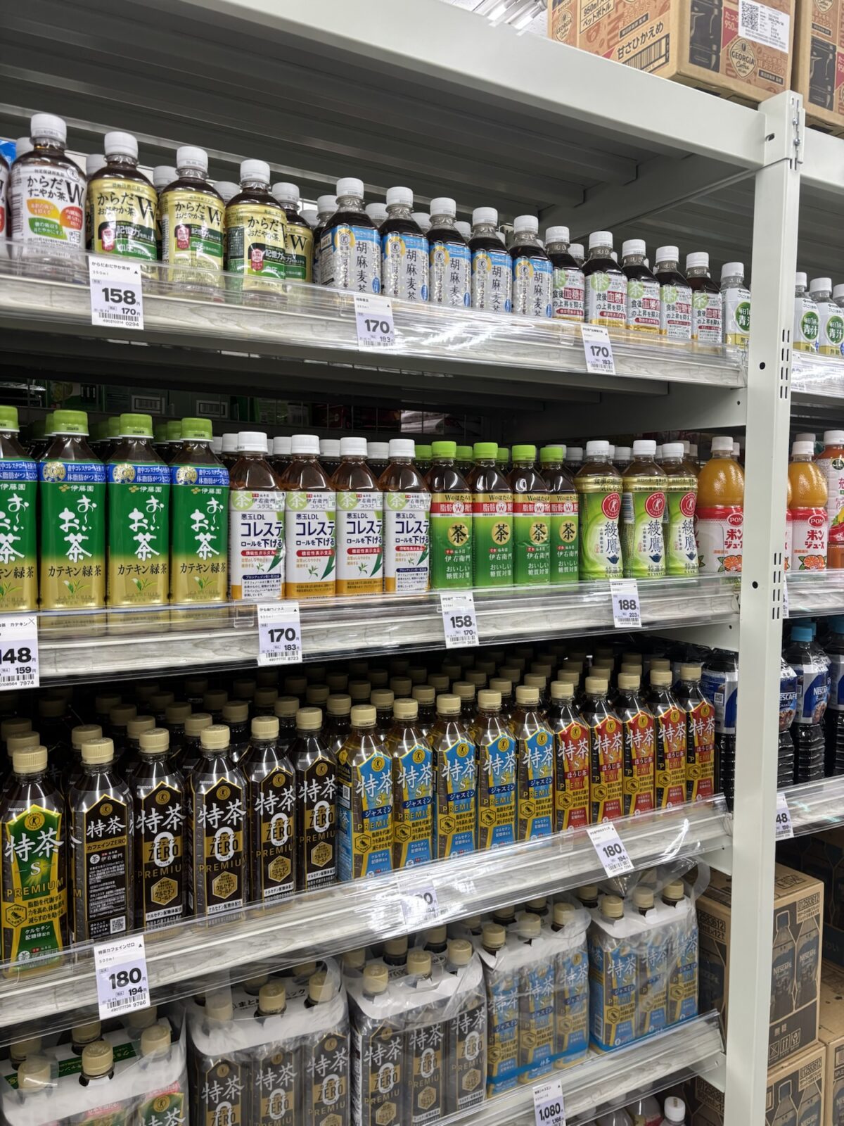 ペットボトル飲料棚｜特茶やお〜いお茶など