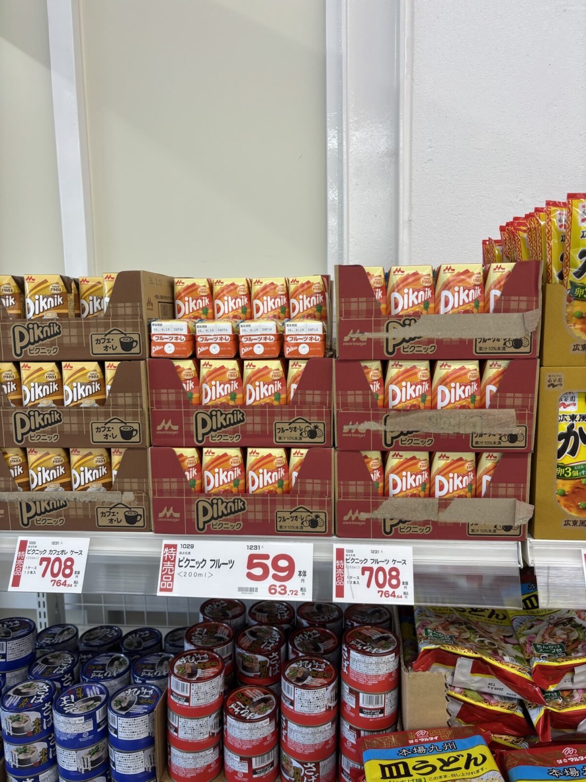 サンディ店内飲料棚｜ピクニックや缶詰のコーナー