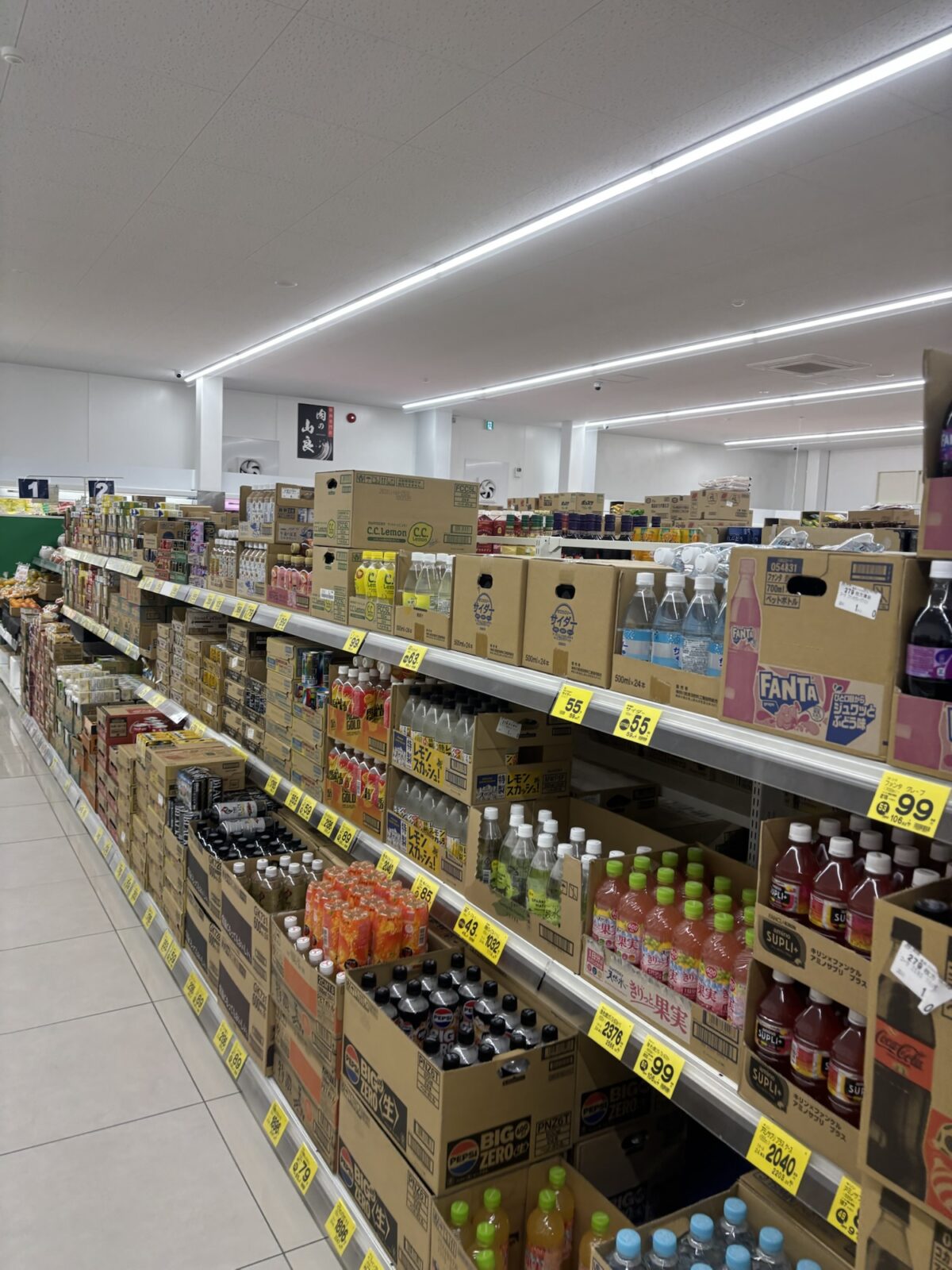 サンディ飲料売り場全景｜ペットボトルや瓶飲料