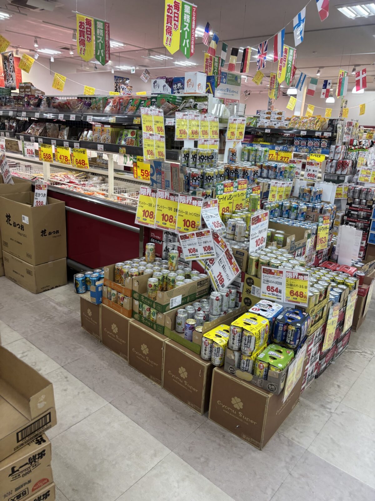 業務スーパー店内｜飲料コーナー全景