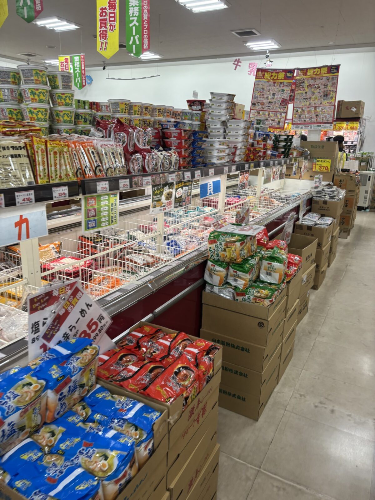 業務スーパーインスタント食品棚｜麺類やレトルト商品