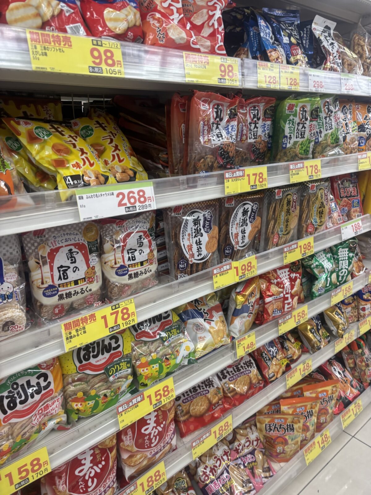 スギ薬局 駄菓子コーナー 蒲焼さん太郎 棚(アップ)