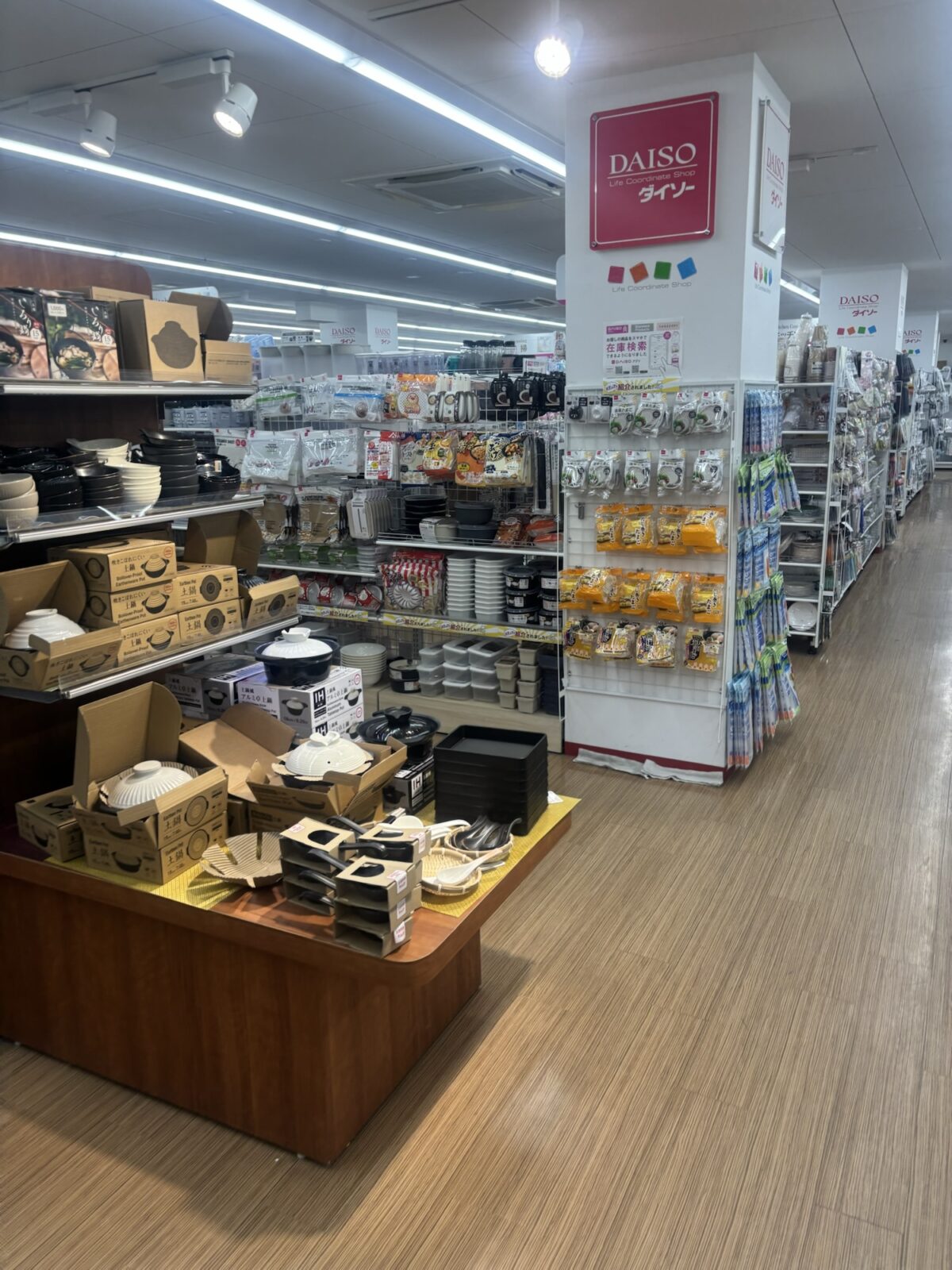 ダイソー店内 よっちゃんイカ売り場付近