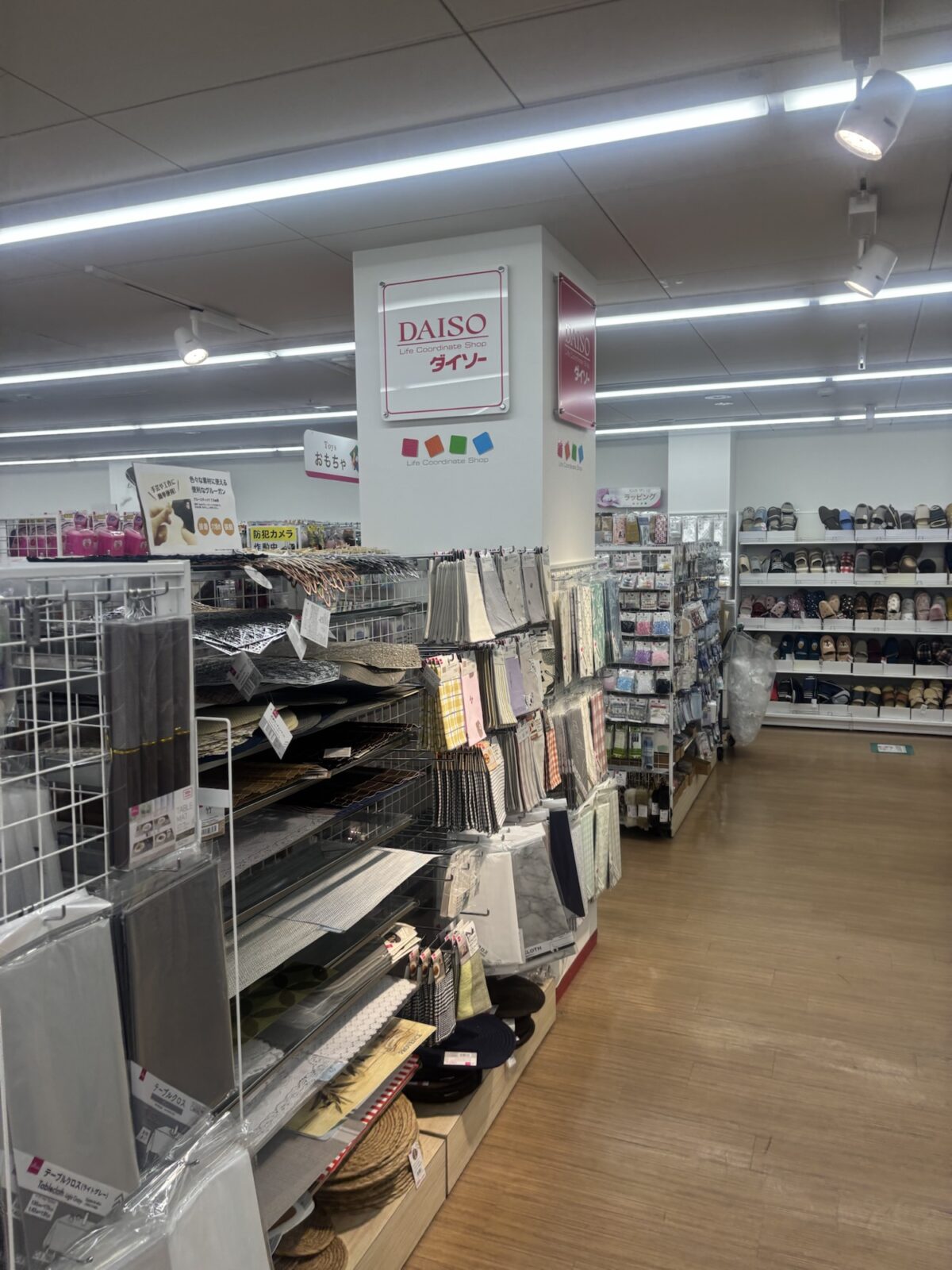 ダイソー店内 雑貨・菓子売り場周辺 タラタラしてんじゃねーよ周辺