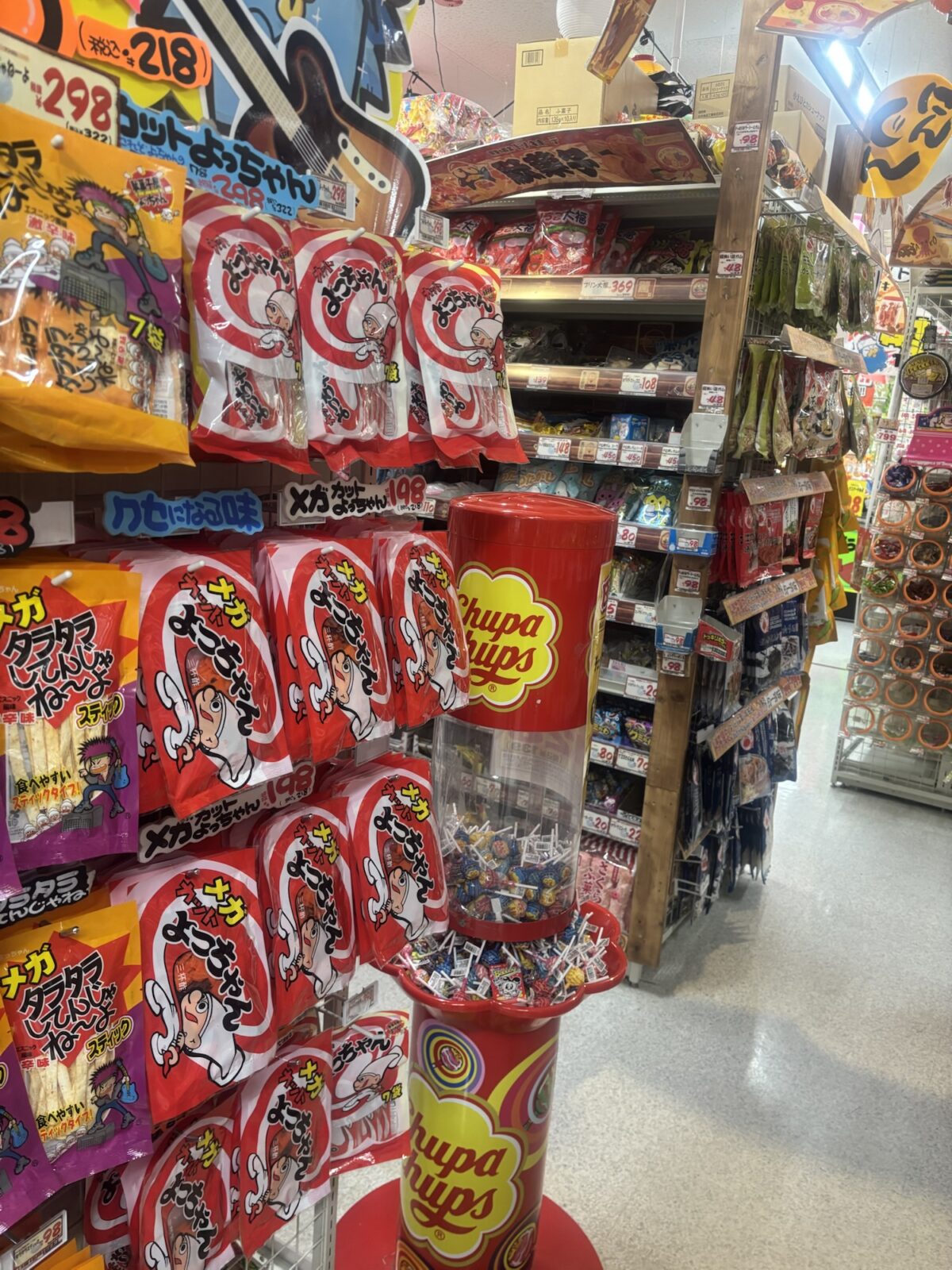 ドン・キホーテ 駄菓子コーナー よっちゃん陳列棚