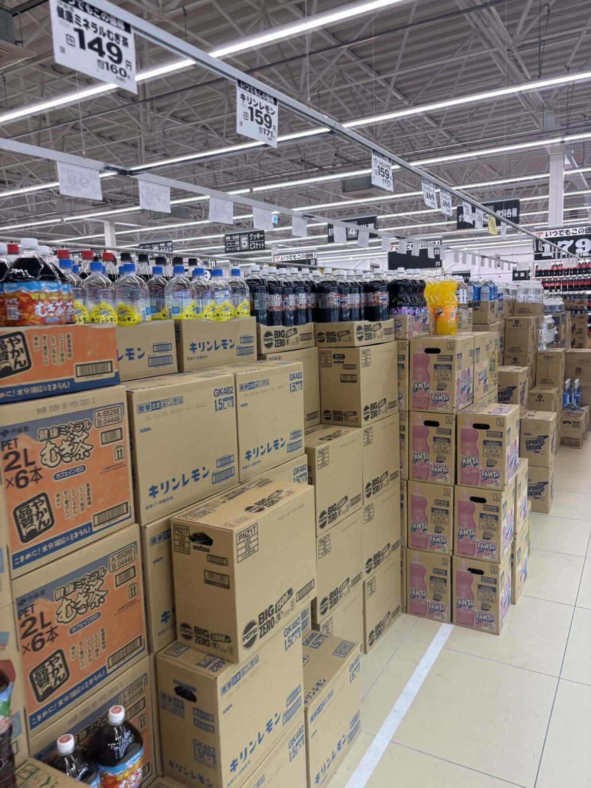 ラ・ムー 店内 飲料コーナー 段ボール陳列