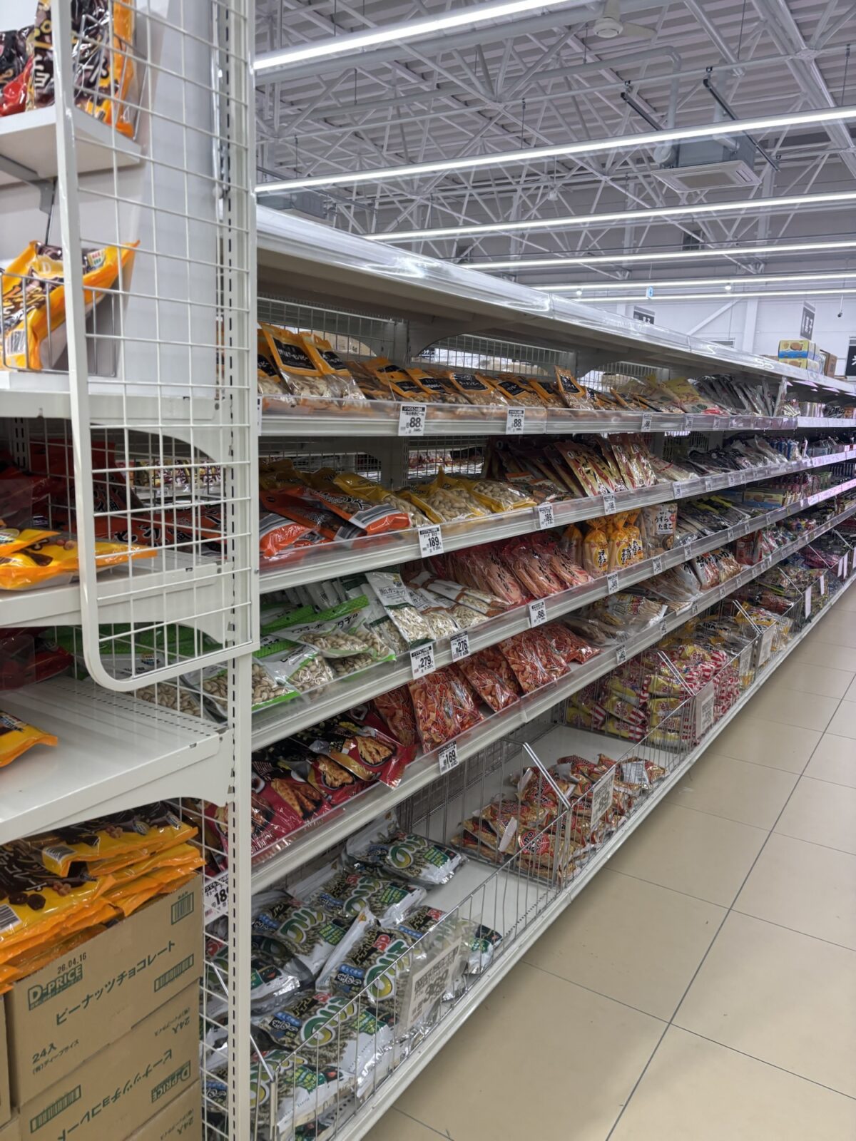 ラ・ムー 駄菓子棚 ロングショット