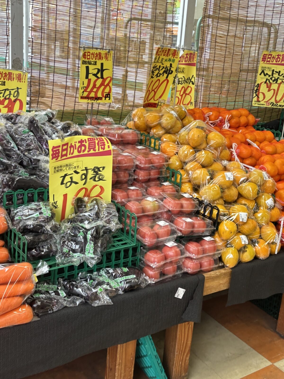 業務スーパー 青果売り場入口側の様子