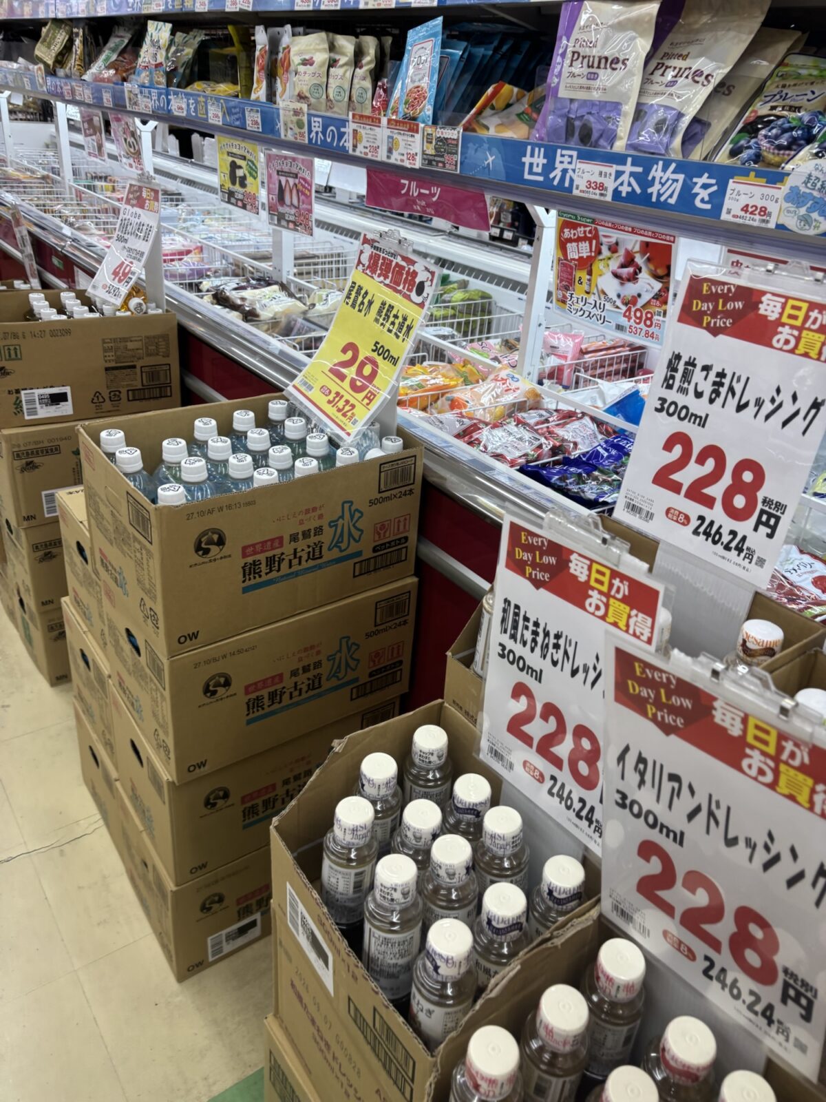 業務スーパー 飲料・ドレッシングの箱売りコーナー