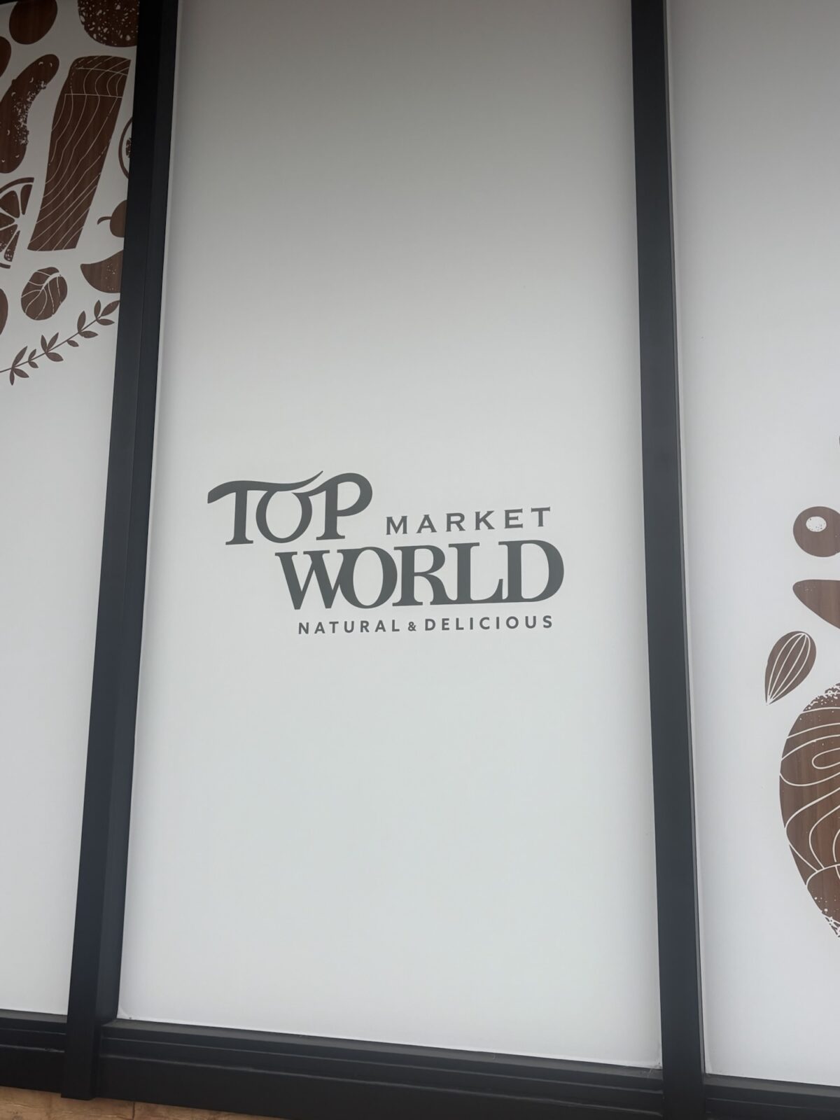 トップワールド外観 ロゴ