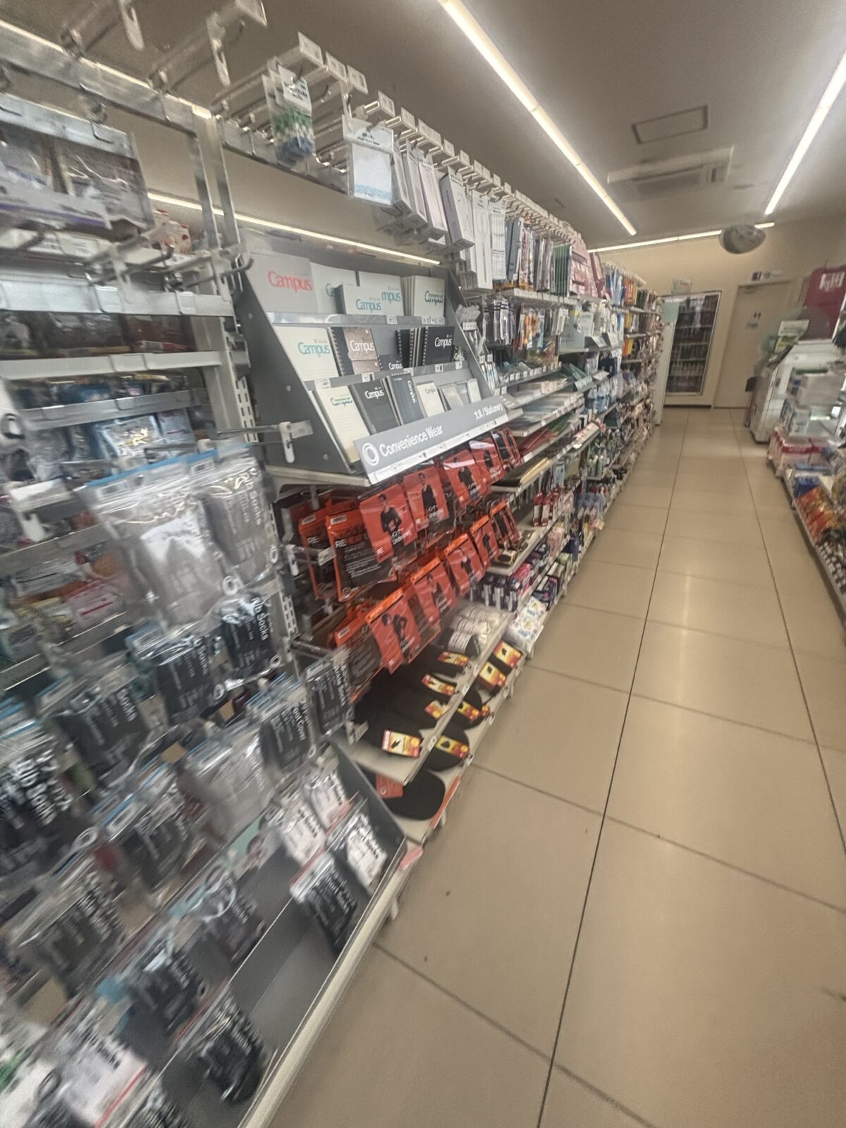 ファミリーマート 文房具売り場 通路