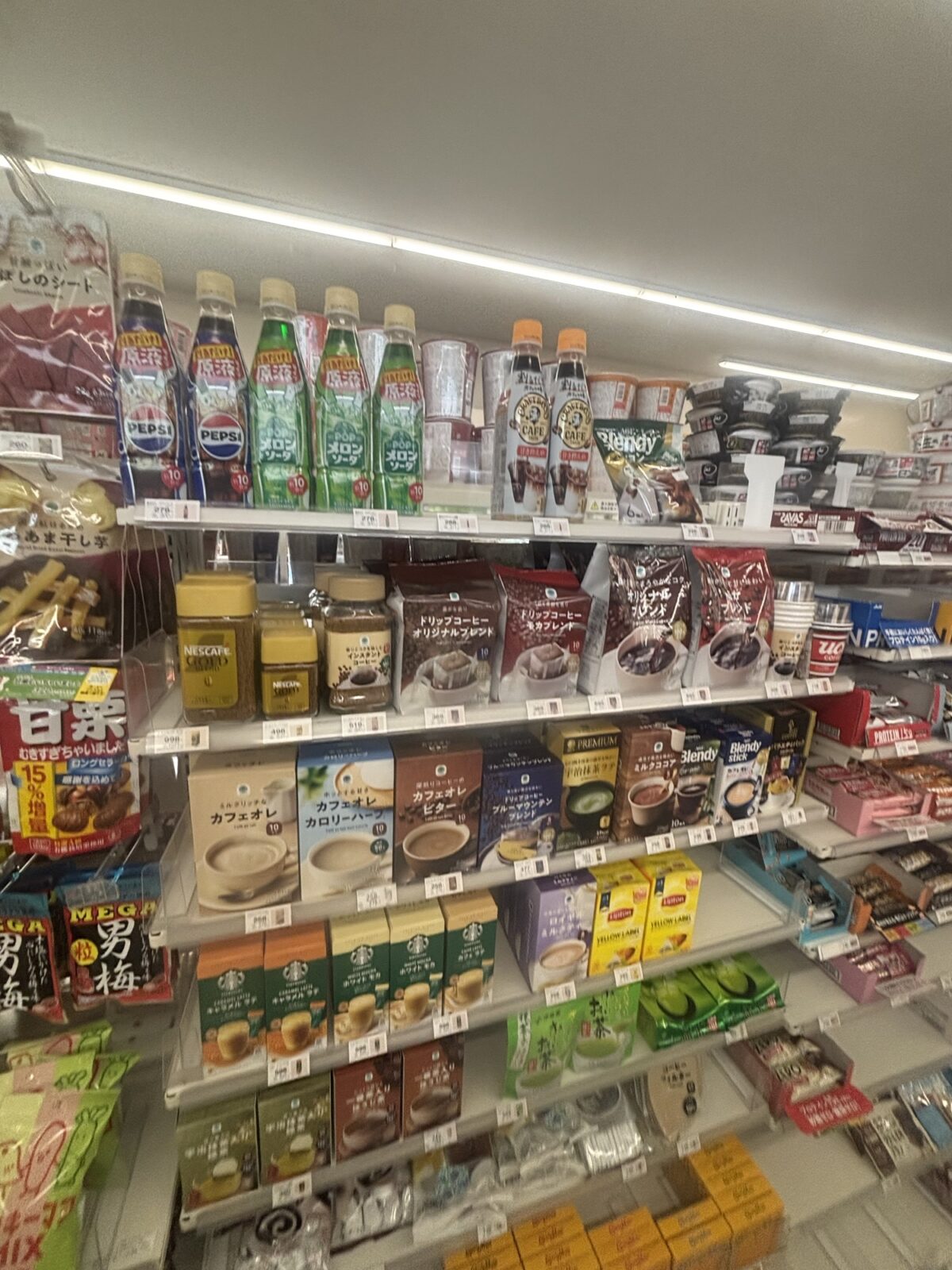 ファミリーマート インスタントコーヒーとドリンク棚
