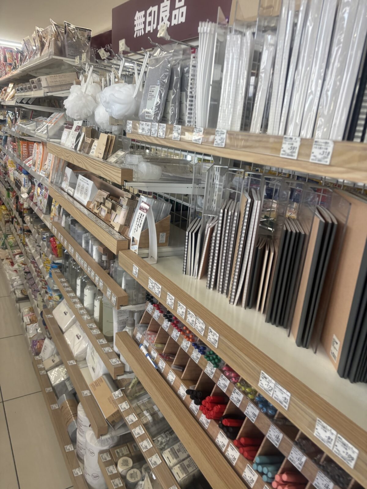ローソン店内 文房具・日用品棚(2025年11月18日撮影)
