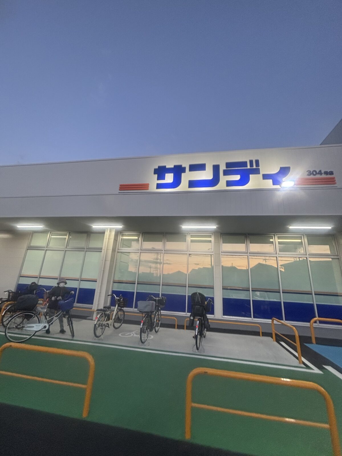 サンディ 店舗外観 横からの様子（2025年11月18日撮影）