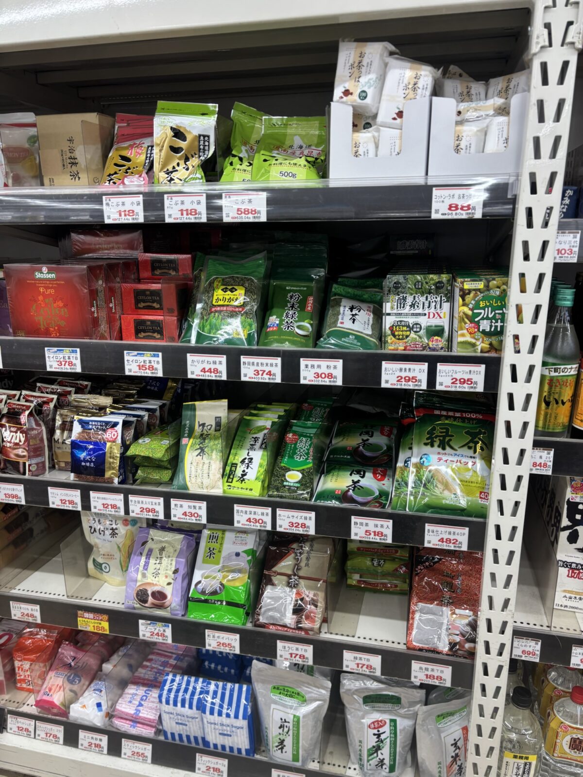 スーパー お茶棚全景｜お茶コーナーの全体（2025年11月20日撮影）
