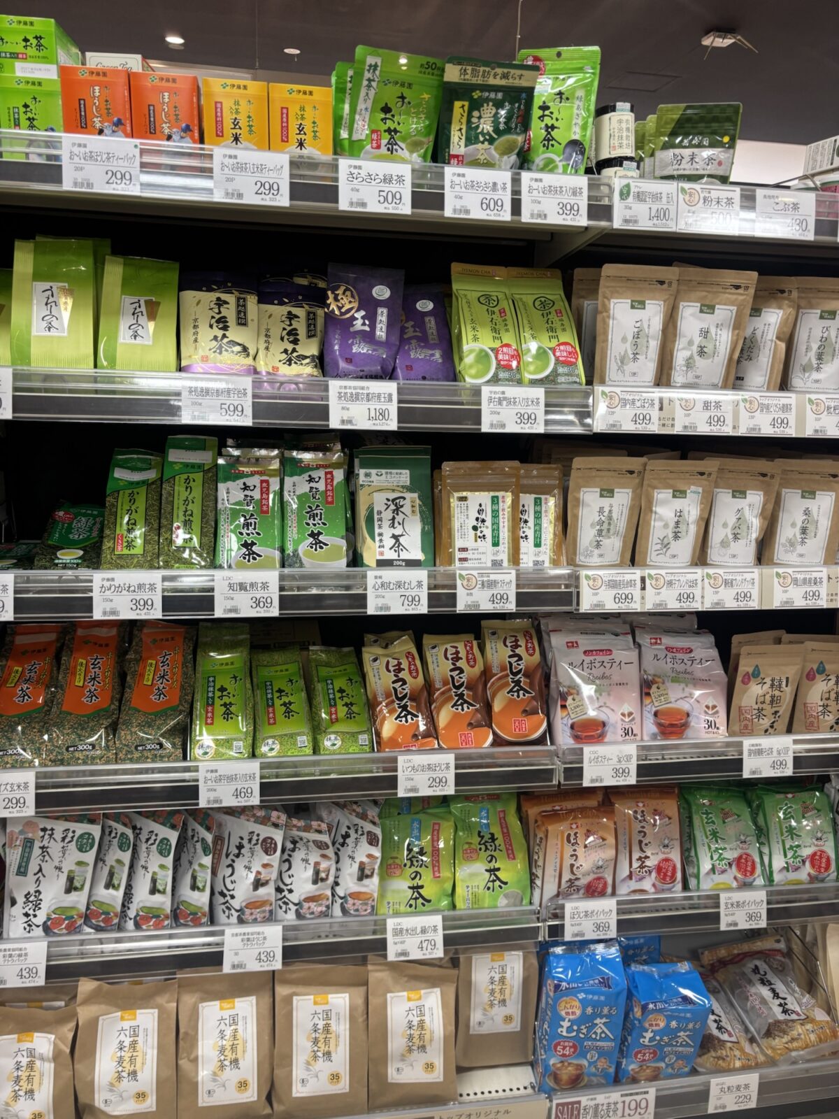 スーパー 紅茶・お茶棚｜ティーパック売り場の様子（2025年11月20日撮影）