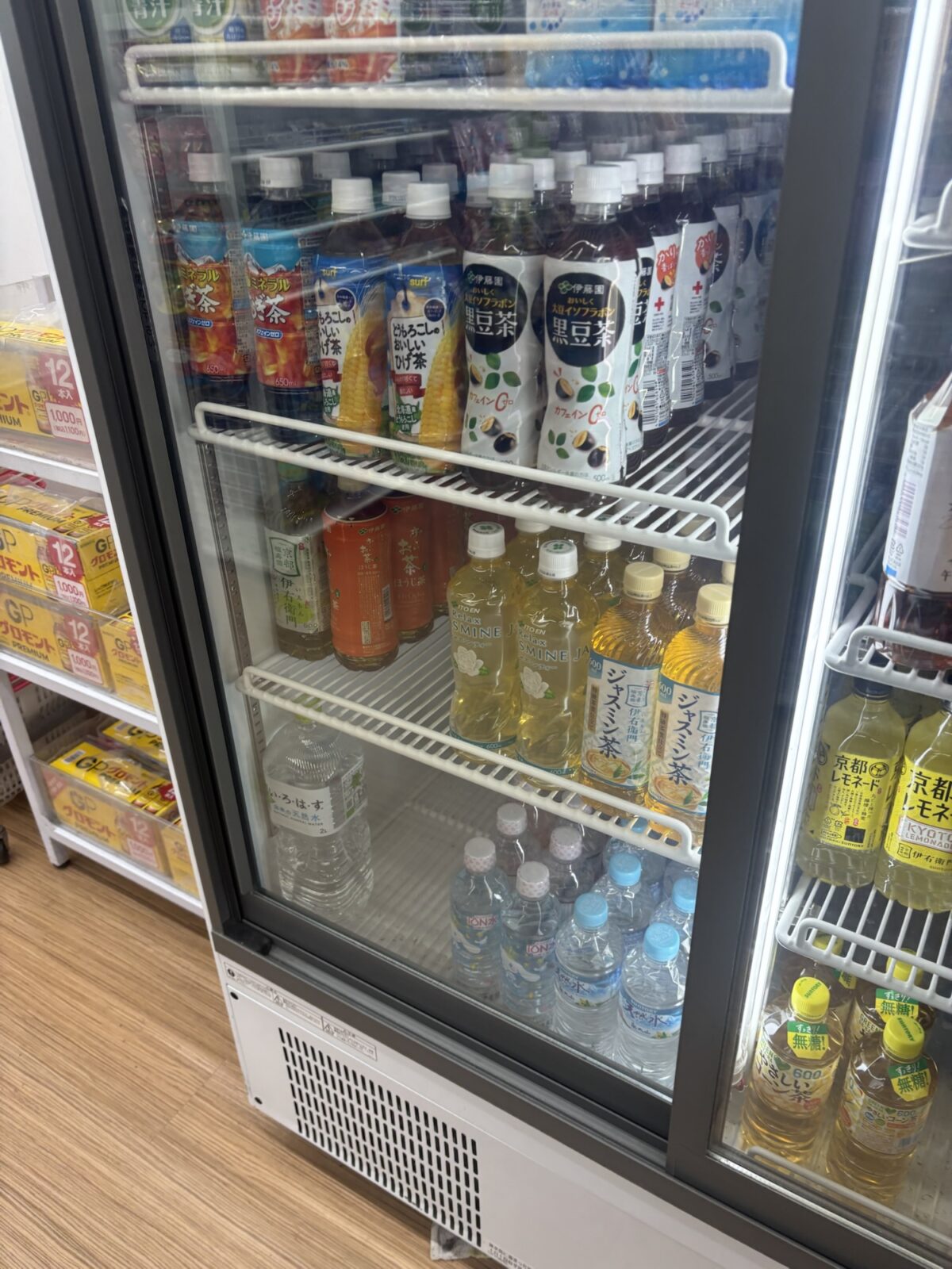 ダイソー 冷蔵飲料棚全体の様子（2025年11月30日撮影）