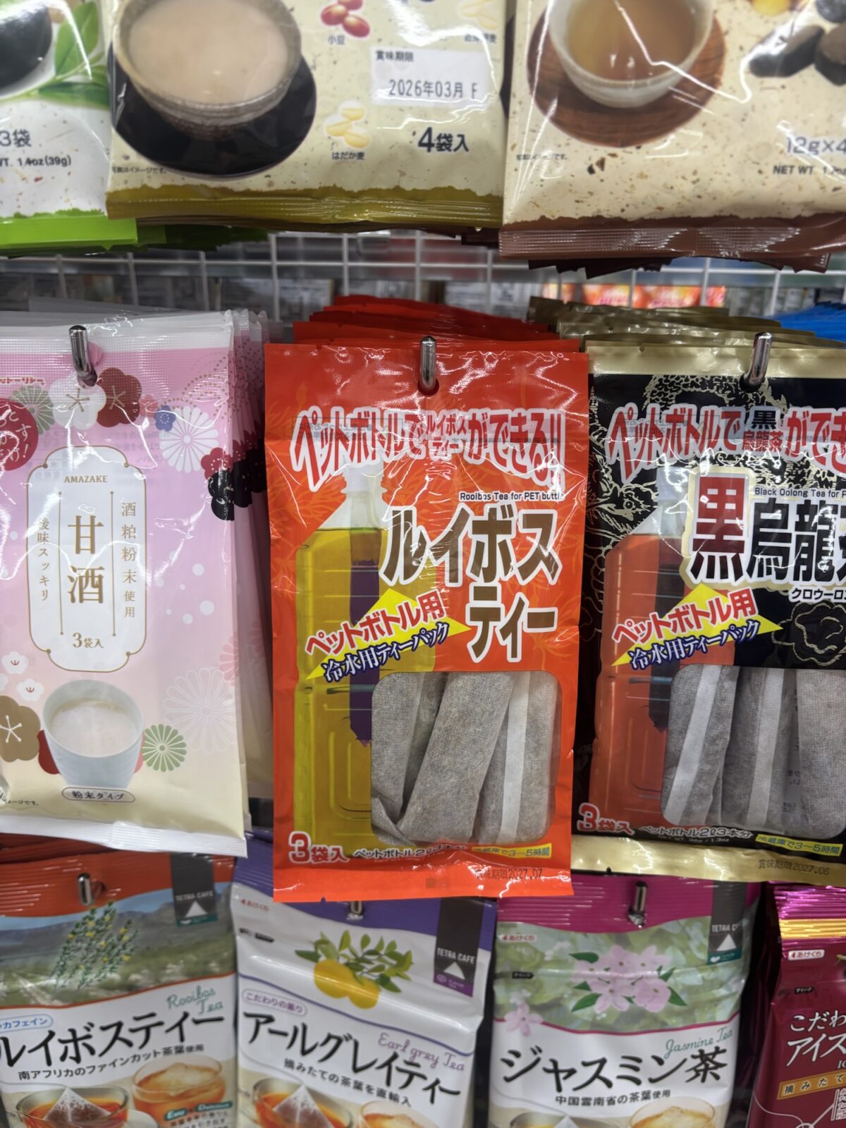ダイソー ルイボスティー ティーバッグ（ペットボトル用）｜陳列の様子（2025年11月30日撮影）