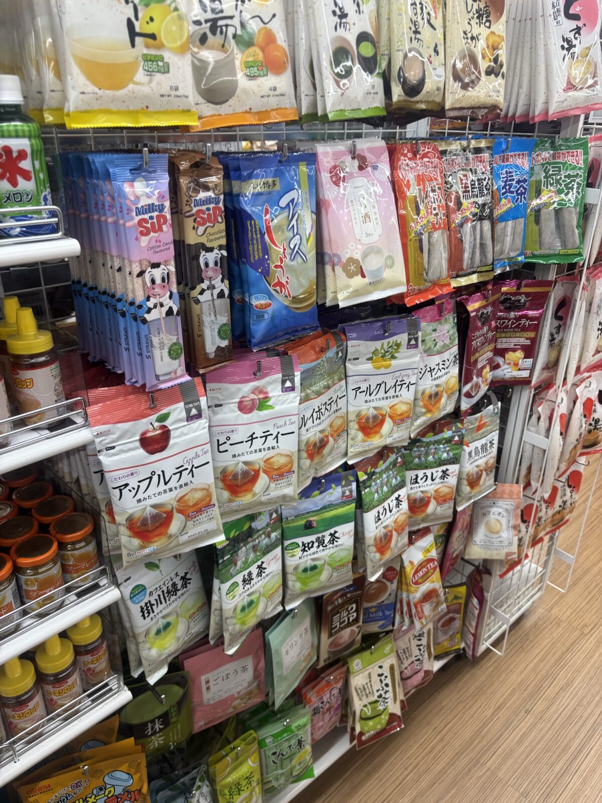 ダイソー インスタント飲料コーナーの棚(2025年11月30日撮影)