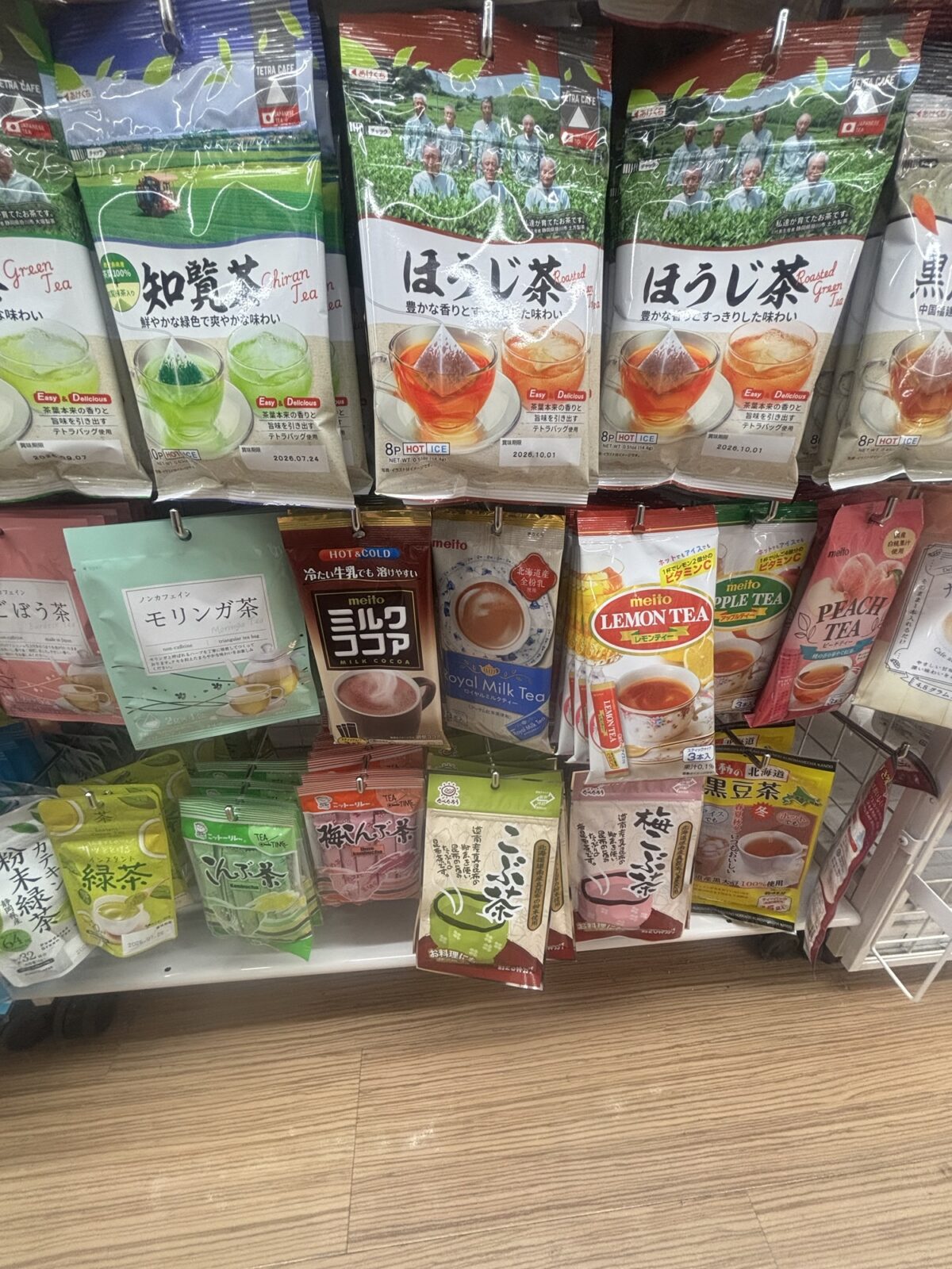 ダイソー ほうじ茶・緑茶ティーバッグ棚の様子（2025年11月30日撮影）