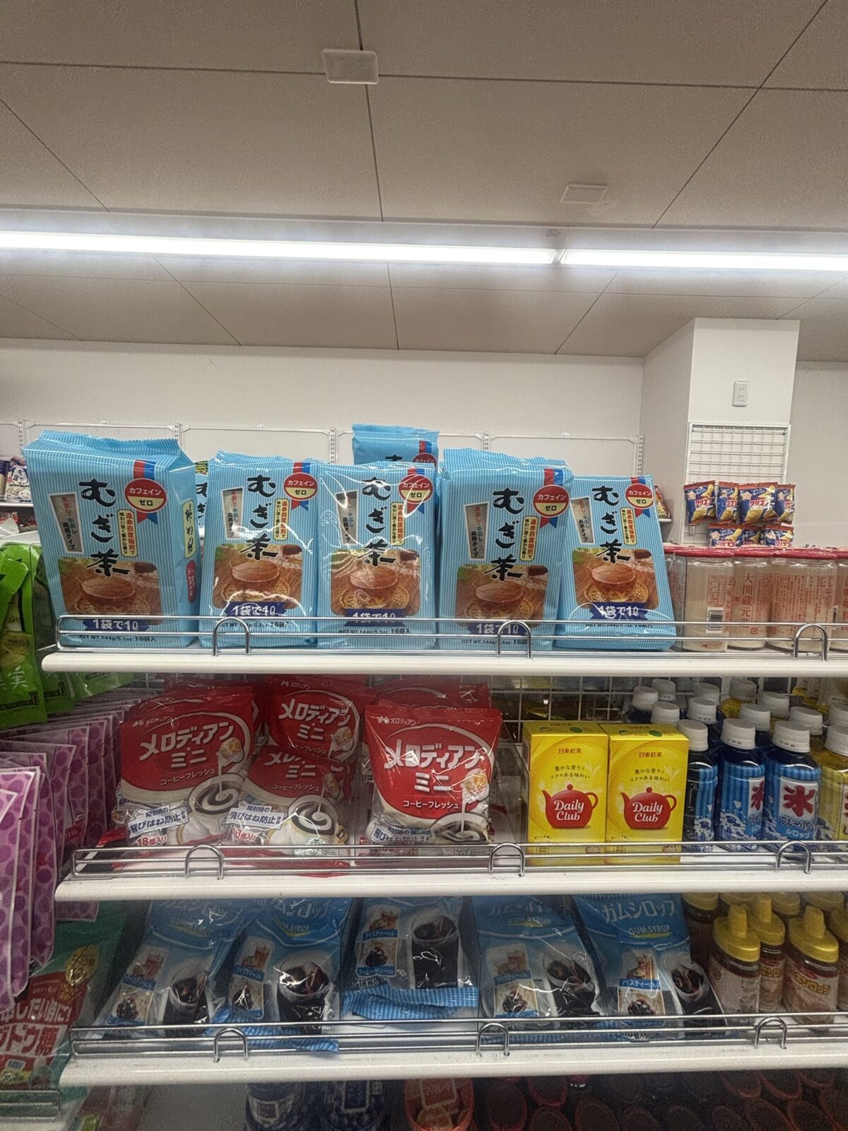 ダイソー 麦茶ティーバッグ棚の様子（2025年11月30日撮影）