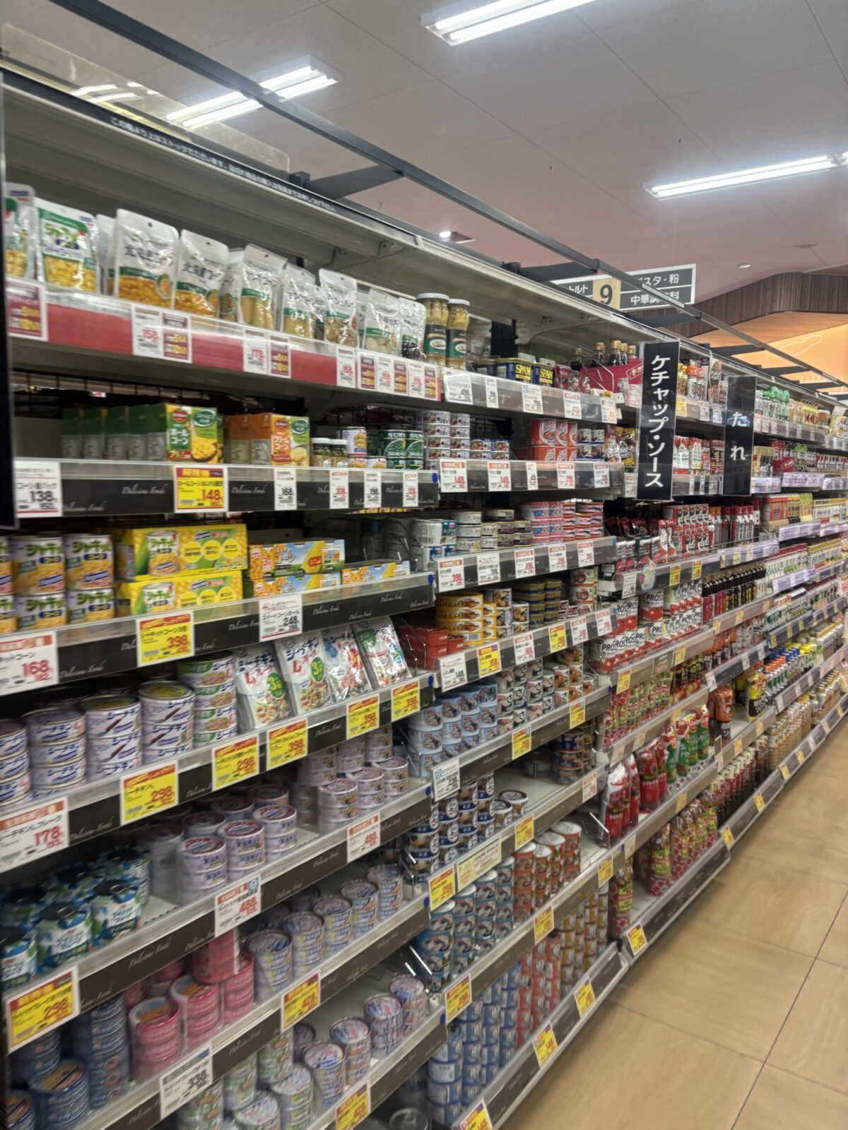 フレンドマート 缶詰・保存食品棚の様子（2025年11月30日撮影）