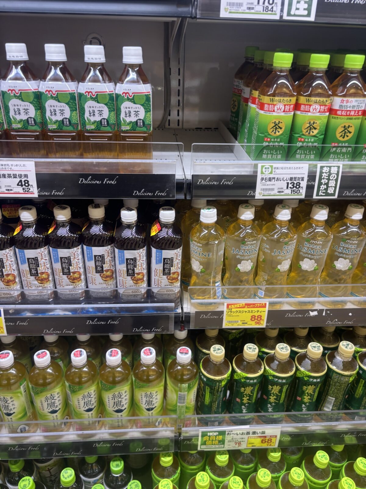 フレンドマート 緑茶系ボトル売り場（2025年11月30日撮影）