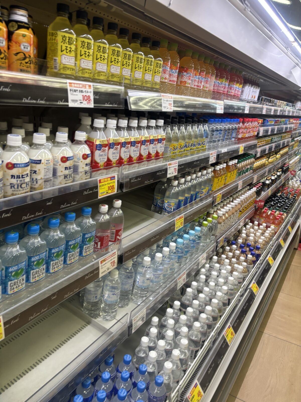 フレンドマート 清涼飲料水売り場|麦茶・緑茶・水(2025年11月30日撮影)