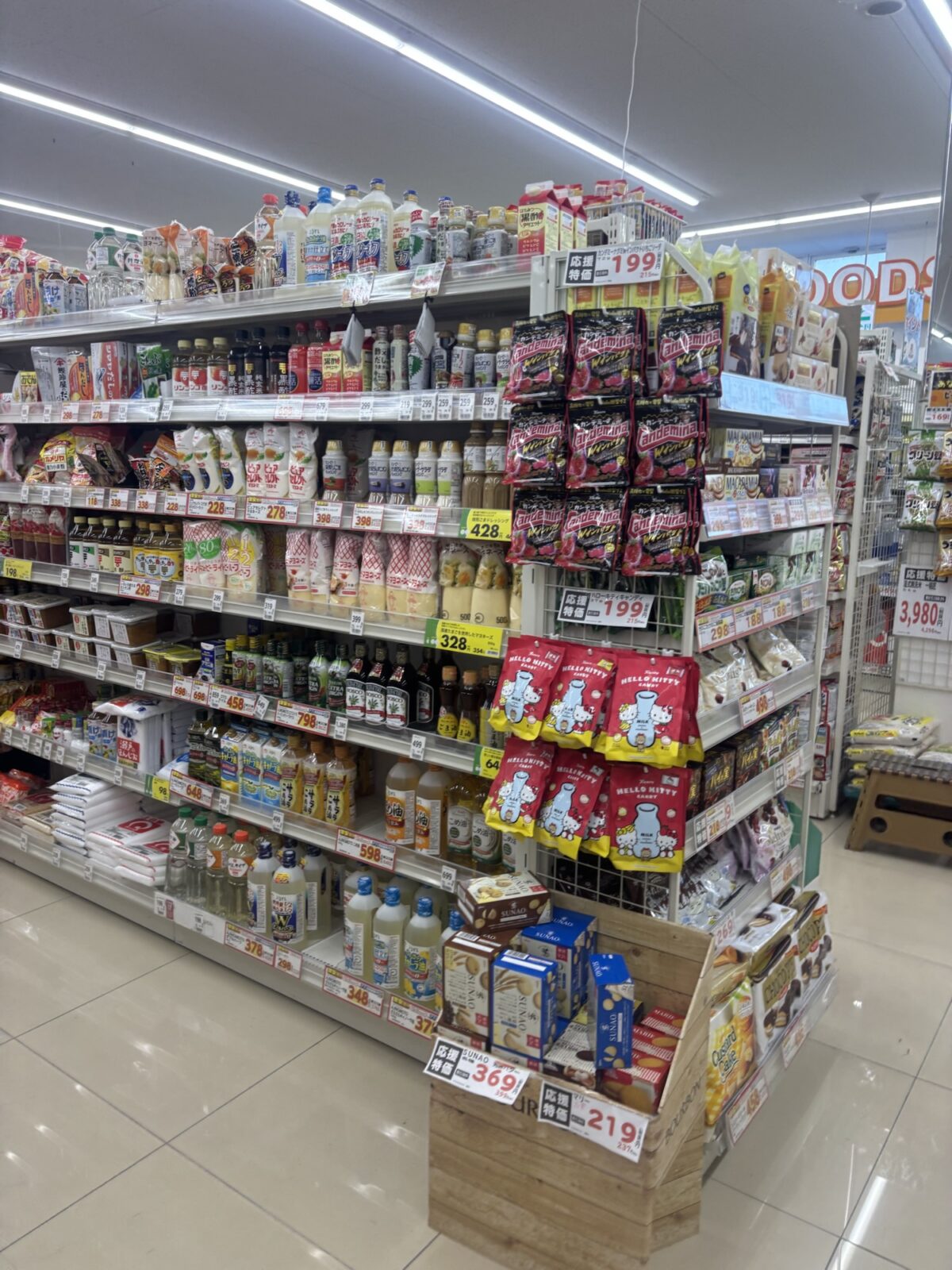 ドラッグストアユタカ 調味料やドレッシングが並ぶ棚の様子(2025年11月30日撮影)