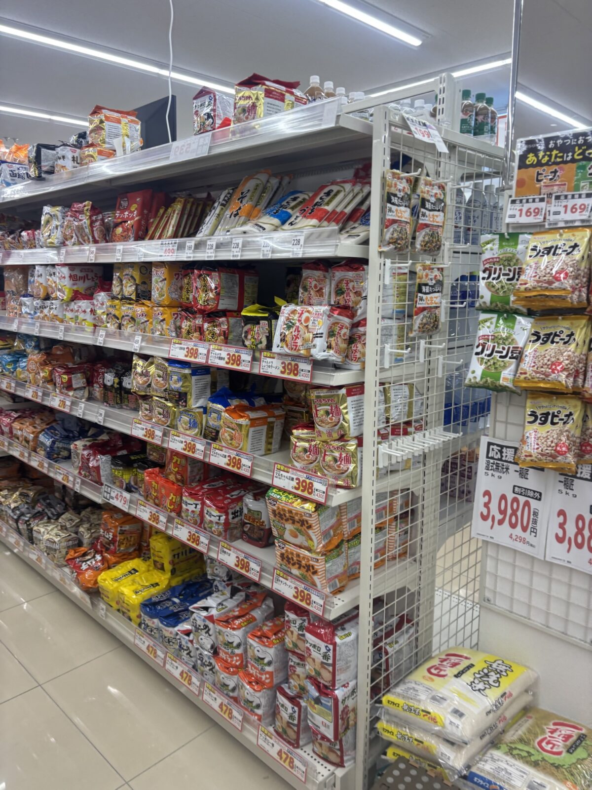 ドラッグストアユタカ 乾物や麺類・スナック類が並ぶ食品棚の様子（2025年11月30日撮影）