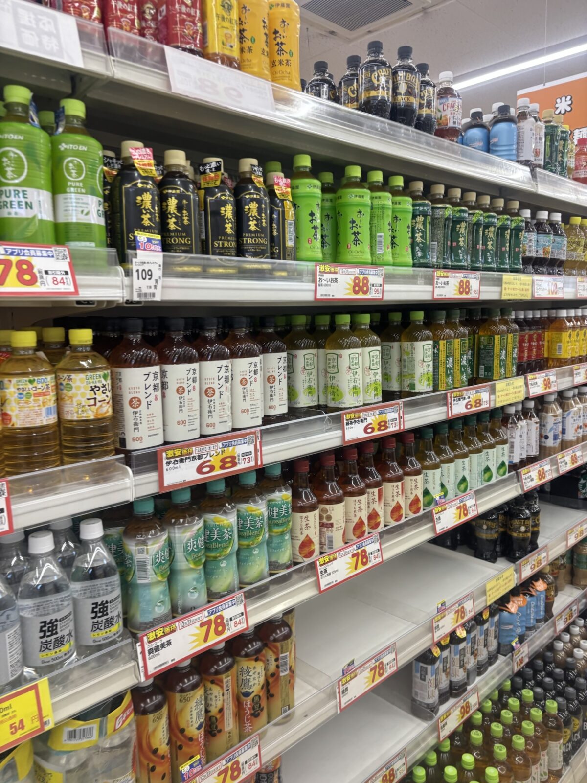 ドラッグストアユタカ ペットボトルの緑茶・麦茶棚の様子（2025年11月30日撮影）