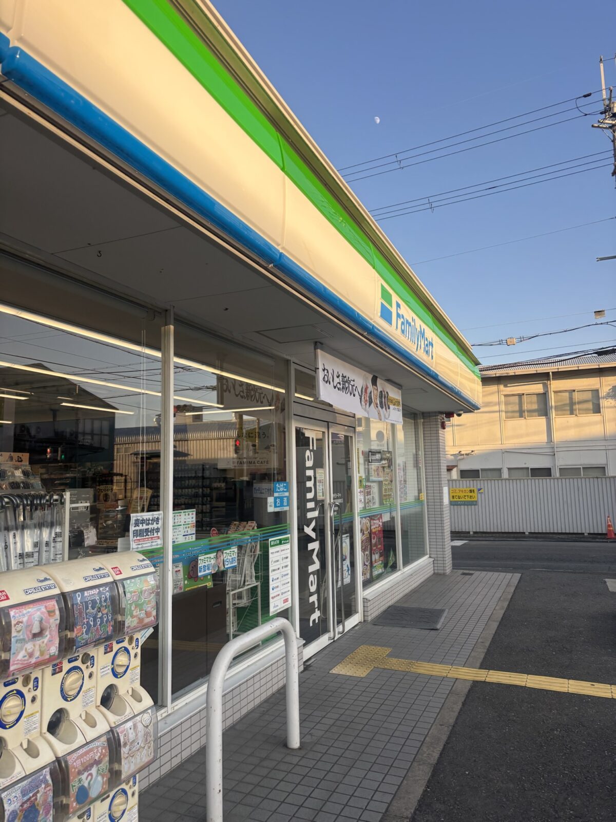 ファミリーマート 店舗外観の様子(2025年11月30日撮影)