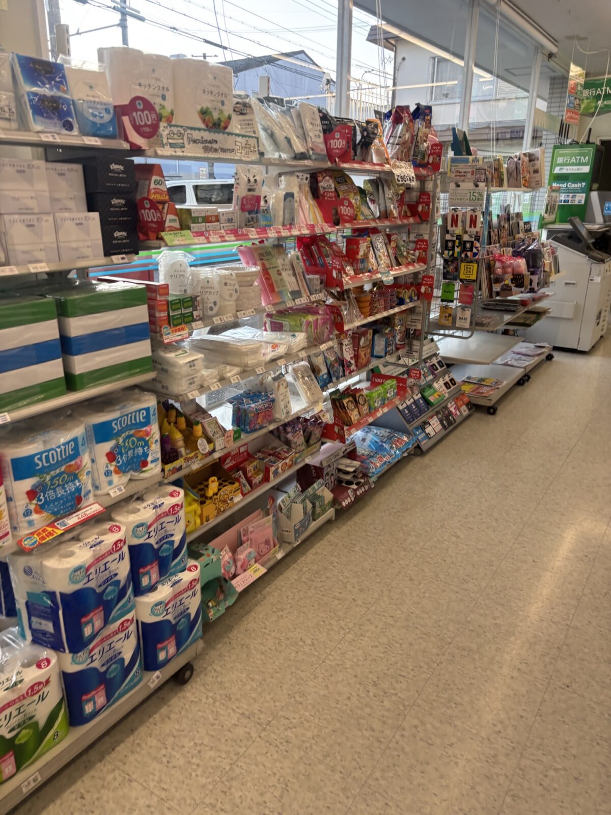 ファミリーマート 日用品棚 ティッシュや雑貨が並ぶ様子（2025年11月30日撮影）