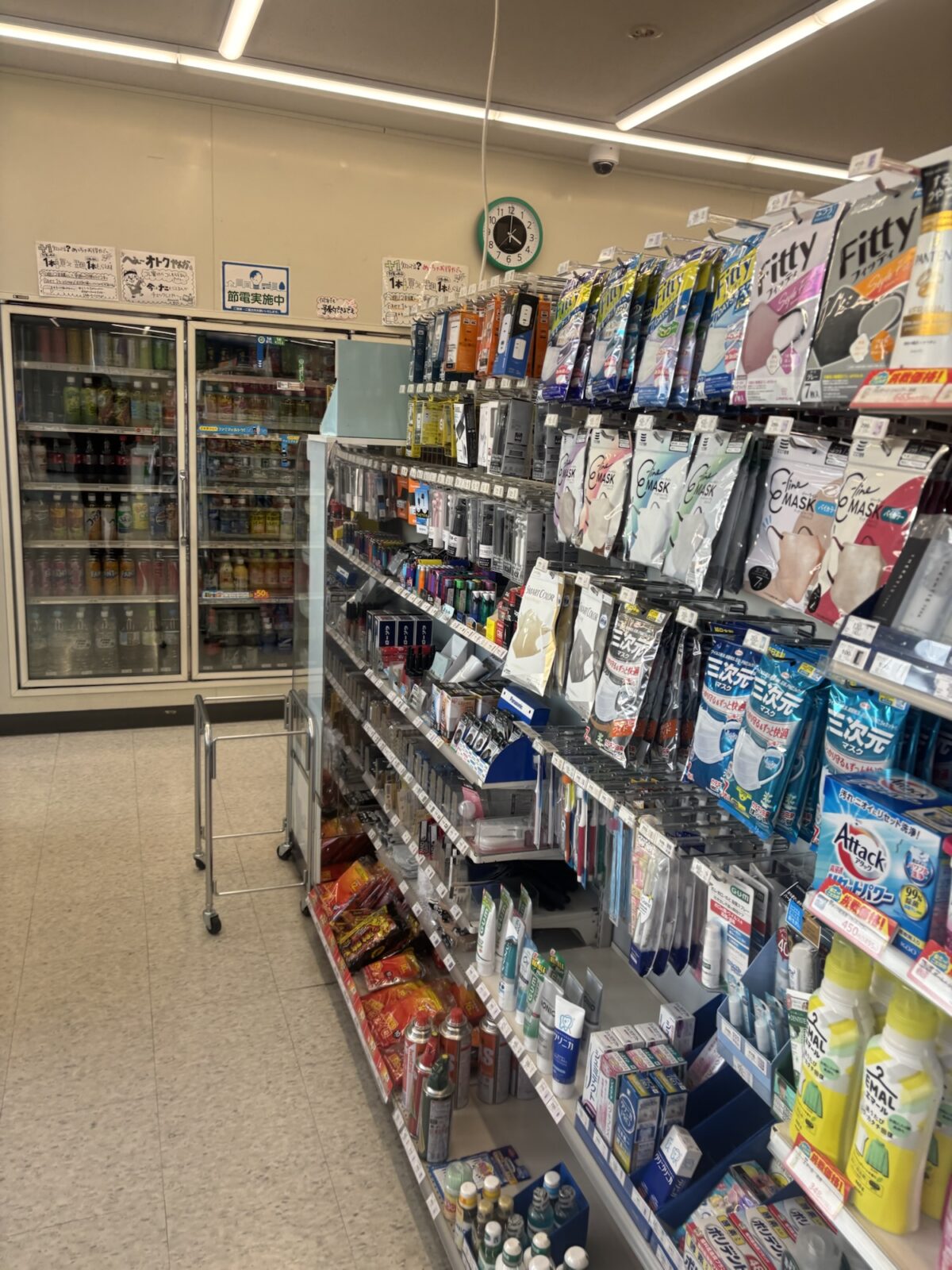 ファミリーマート 内部のマスクや雑貨売り場と奥の飲料ケース(2025年11月30日撮影)