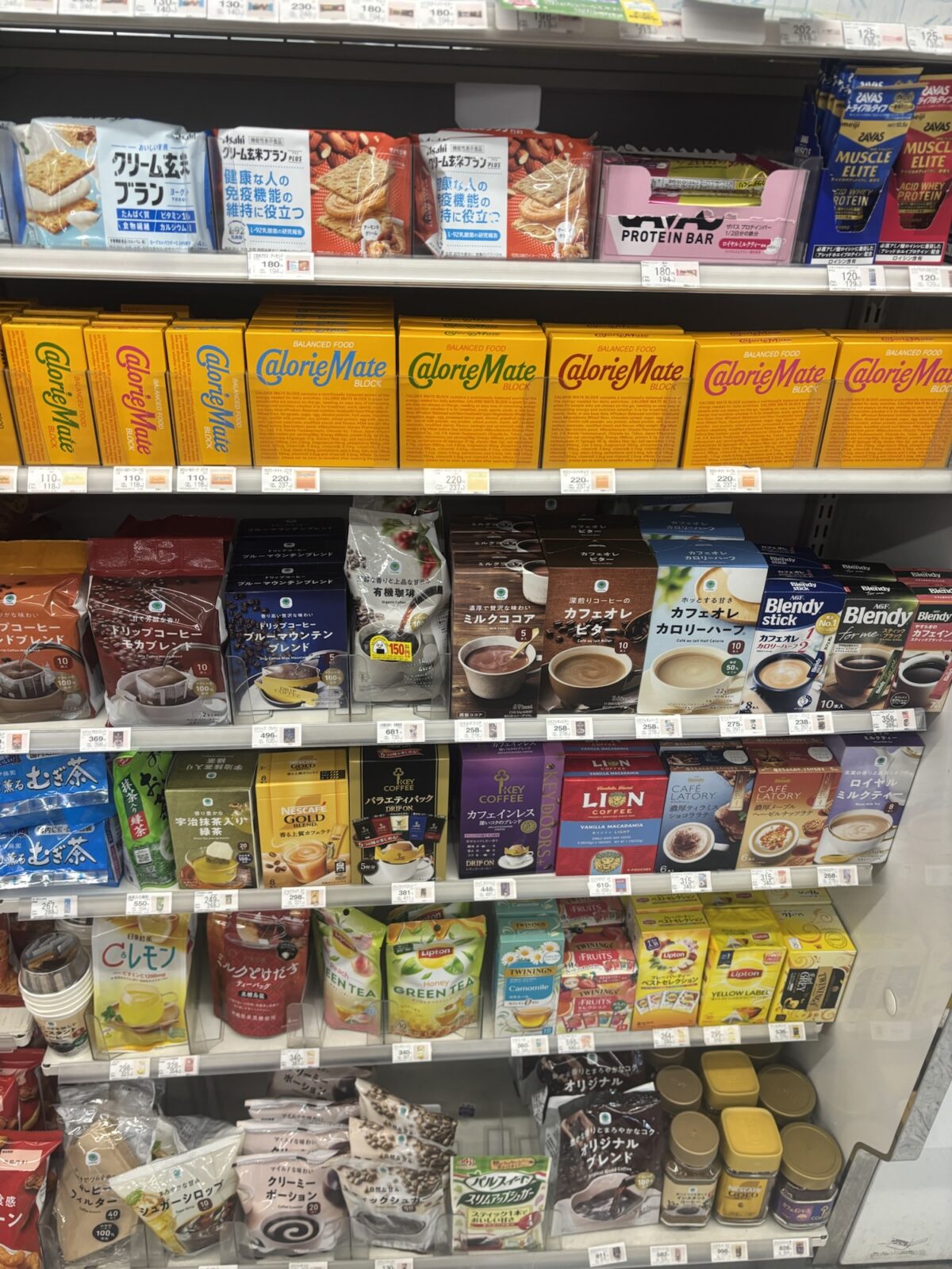 ファミリーマート カロリーメイトやスティックコーヒーが並ぶ棚の様子(2025年11月30日撮影)