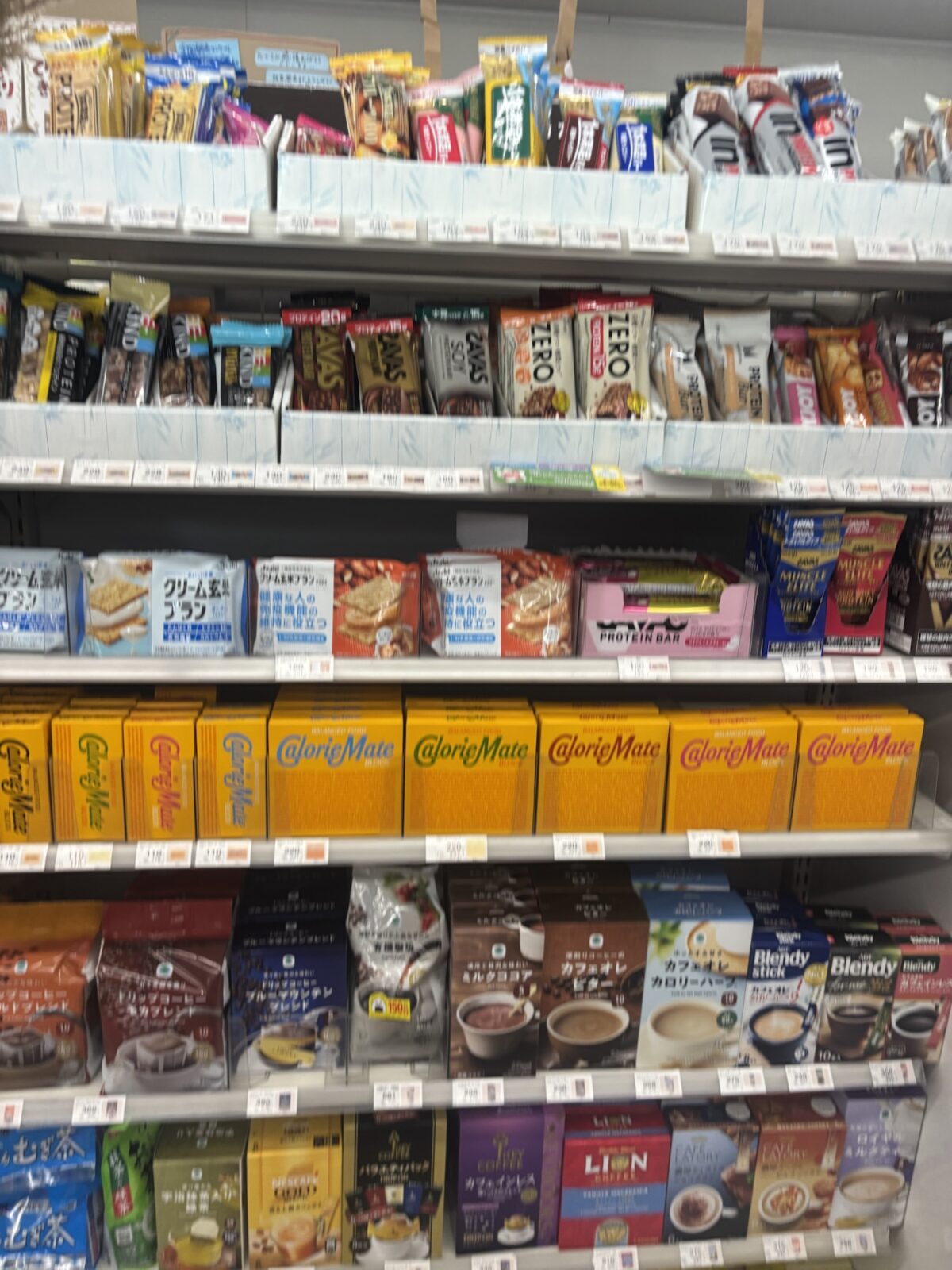 ファミリーマート プロテインバーや栄養補助食品の棚の様子（2025年11月30日撮影）