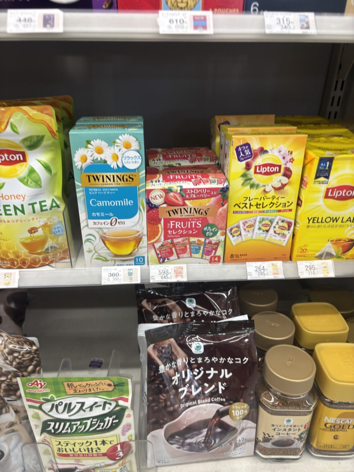 ファミリーマート お茶やインスタントコーヒーなどの棚の様子（2025年11月30日撮影）