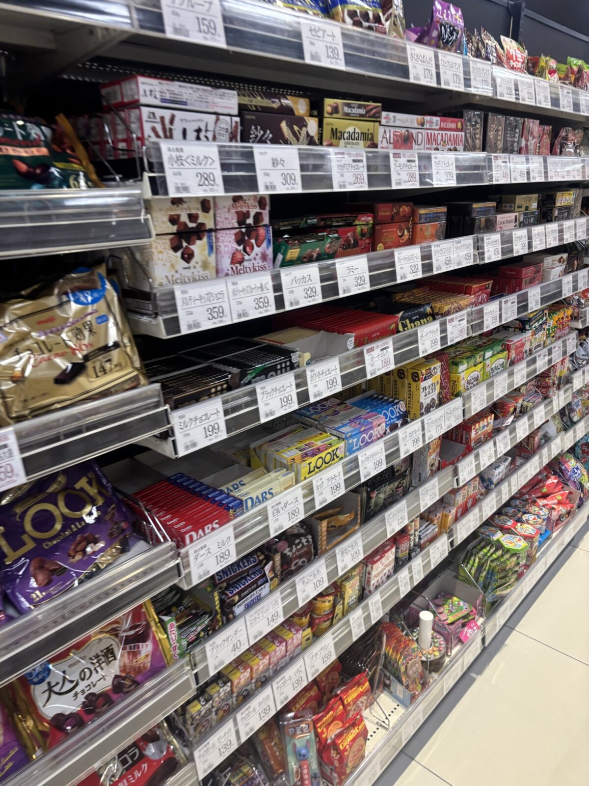 トップワールド お菓子売り場｜通路側の様子（2025年11月30日撮影）